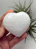 Corazón de escolecita natural de 6 cm con energía angelical, calmante y espiritual. Pieza única ideal para meditación, descanso y conexión interior. 