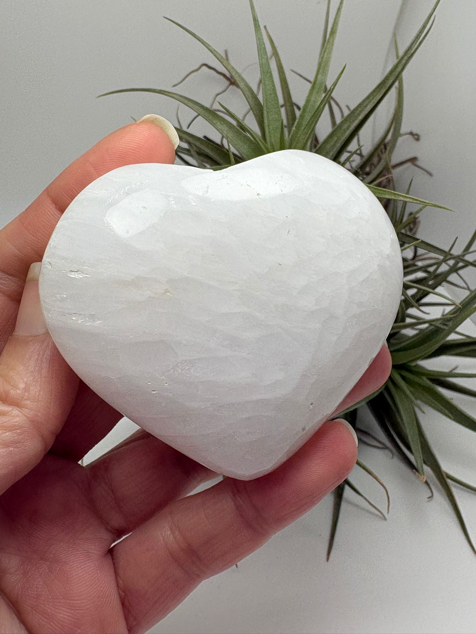 Corazón de escolecita natural de 6 cm con energía angelical, calmante y espiritual. Pieza única ideal para meditación, descanso y conexión interior. 