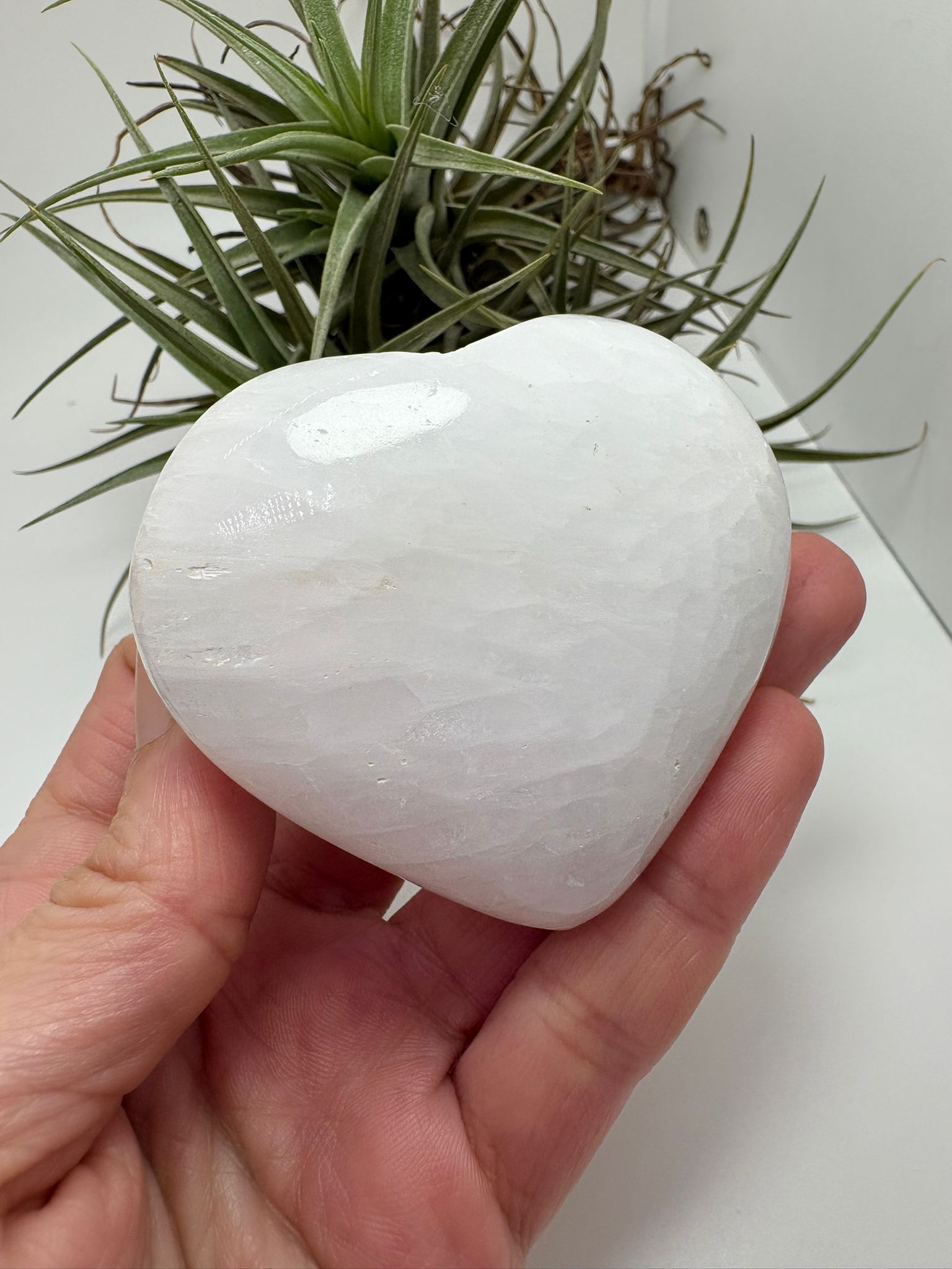 Corazón de escolecita natural de 6 cm con energía angelical, calmante y espiritual. Pieza única ideal para meditación, descanso y conexión interior. 