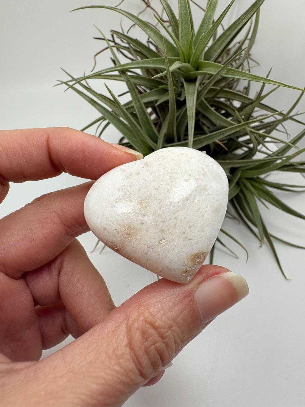 Corazón de escolecita natural de 6 cm con energía calmante y espiritual. Pieza única ideal para meditación, descanso y conexión interior.
