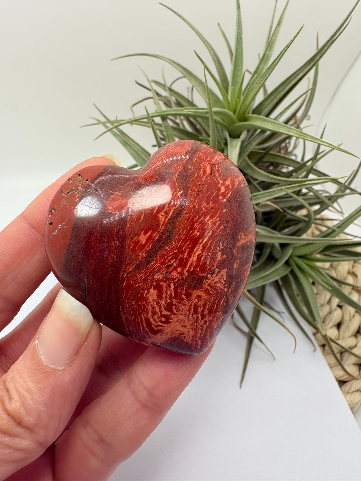 Corazón de jaspe brecha natural ideal para protección, equilibrio y energía. Mineral único en forma de corazón perfecto para regalar o coleccionar.