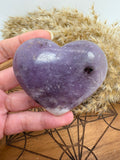 Corazón de lepidolita natural ideal para meditación, conexión espiritual y desarrollo de la intuición.