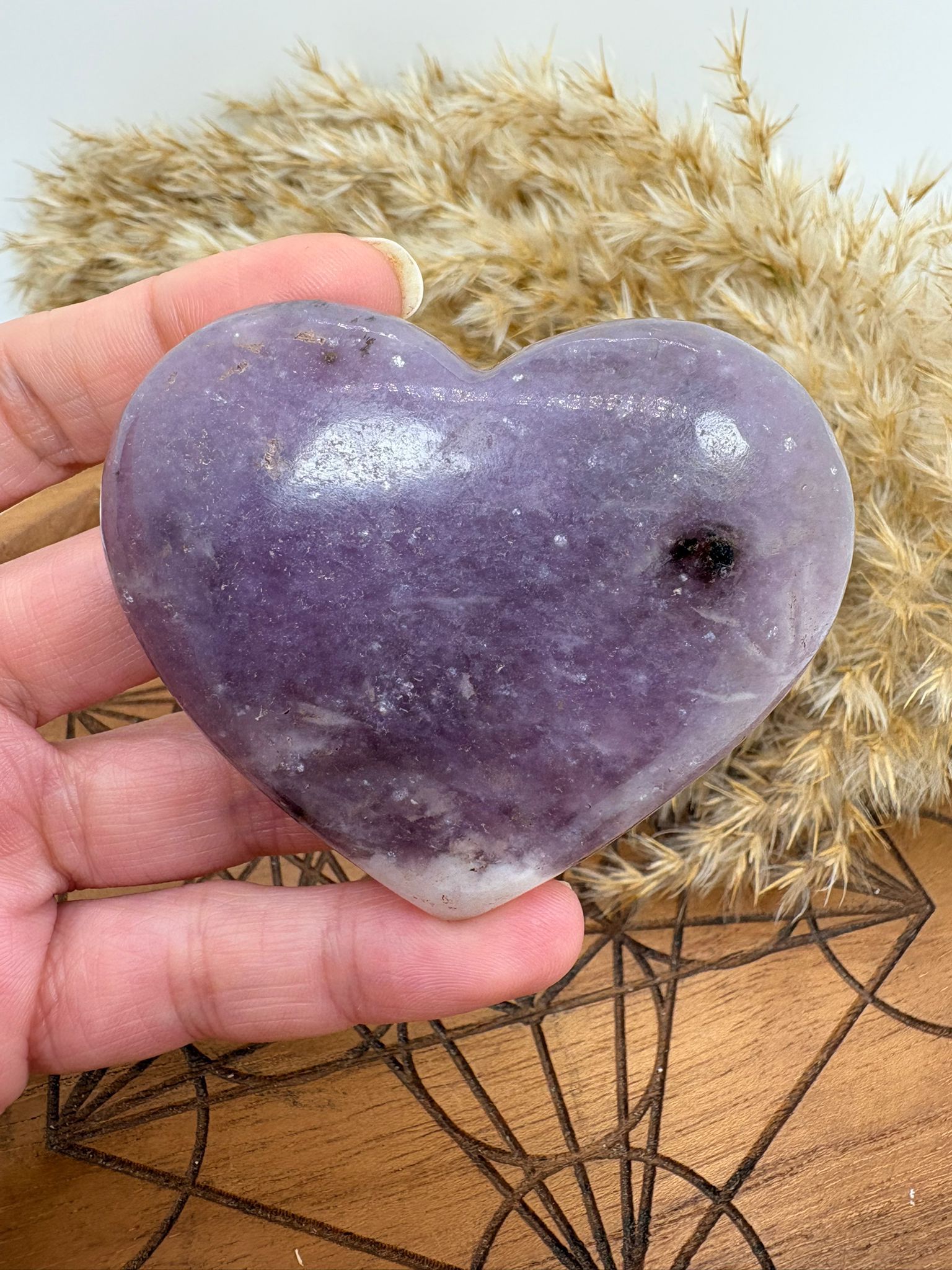 Corazón de lepidolita natural ideal para meditación, conexión espiritual y desarrollo de la intuición.