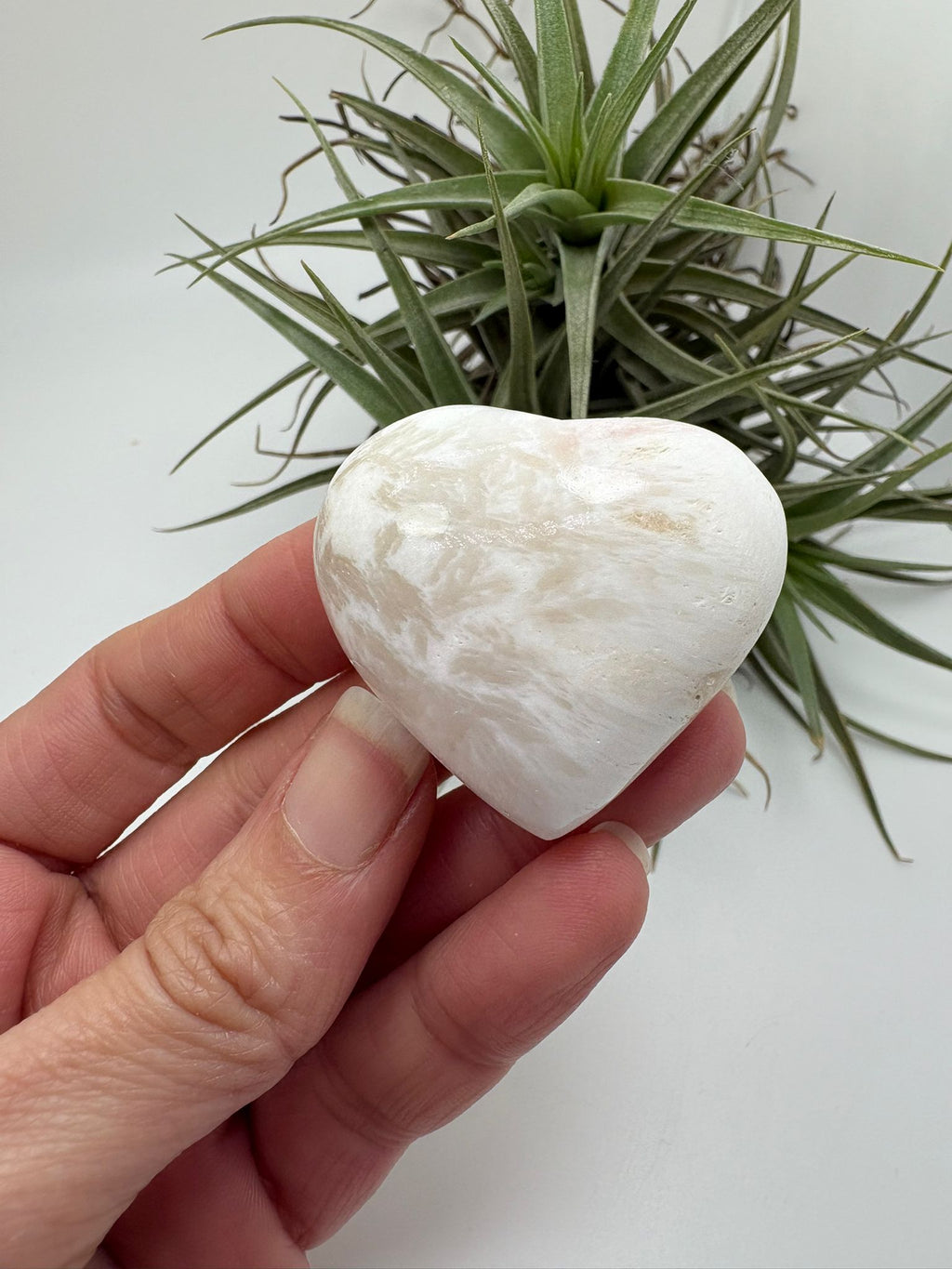 Corazón de escolecita natural de 6 cm con energía calmante y espiritual. Pieza única ideal para meditación, descanso y conexión interior.