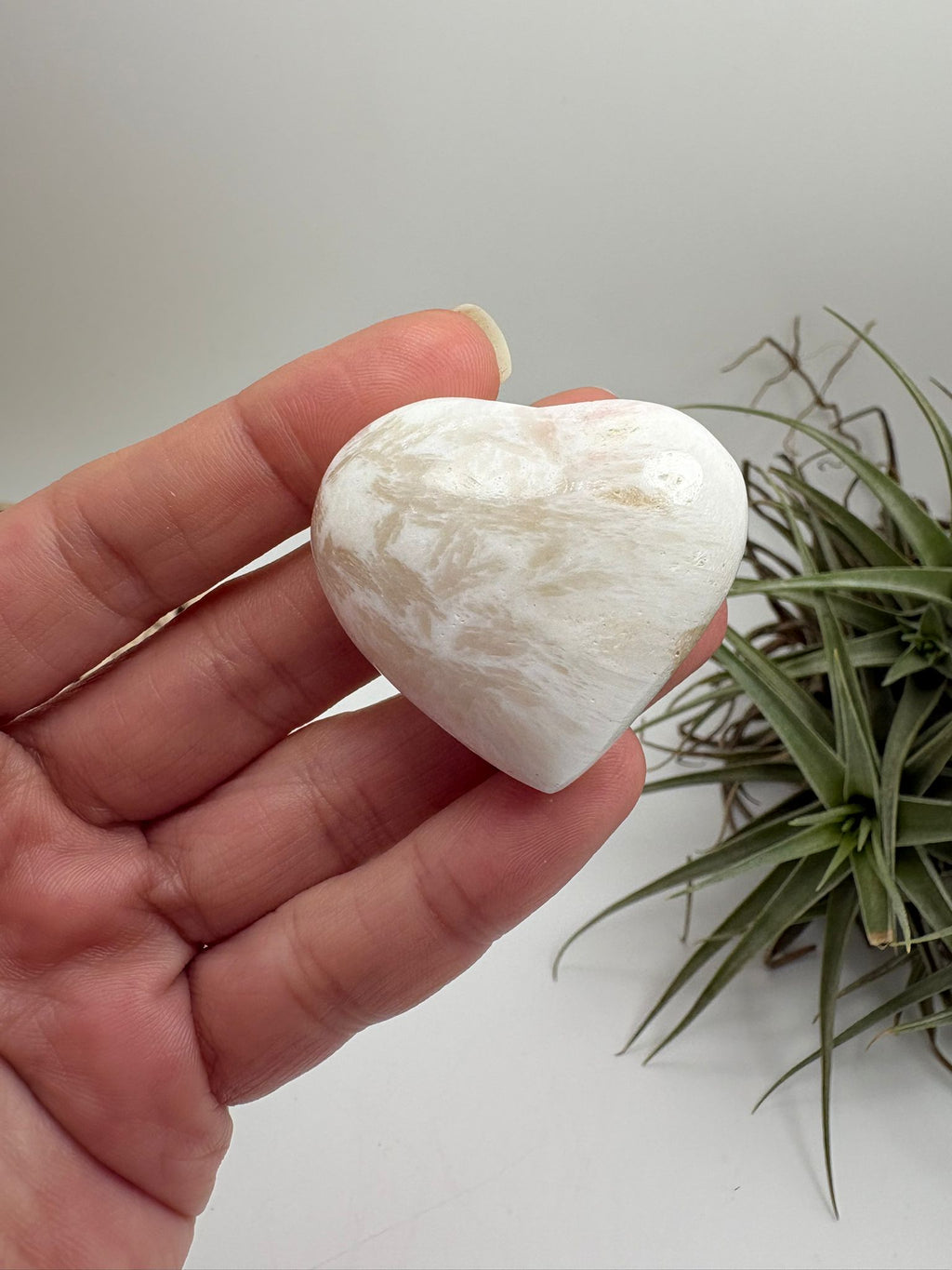 Corazón de escolecita natural de 6 cm con energía calmante y espiritual. Pieza única ideal para meditación, descanso y conexión interior.