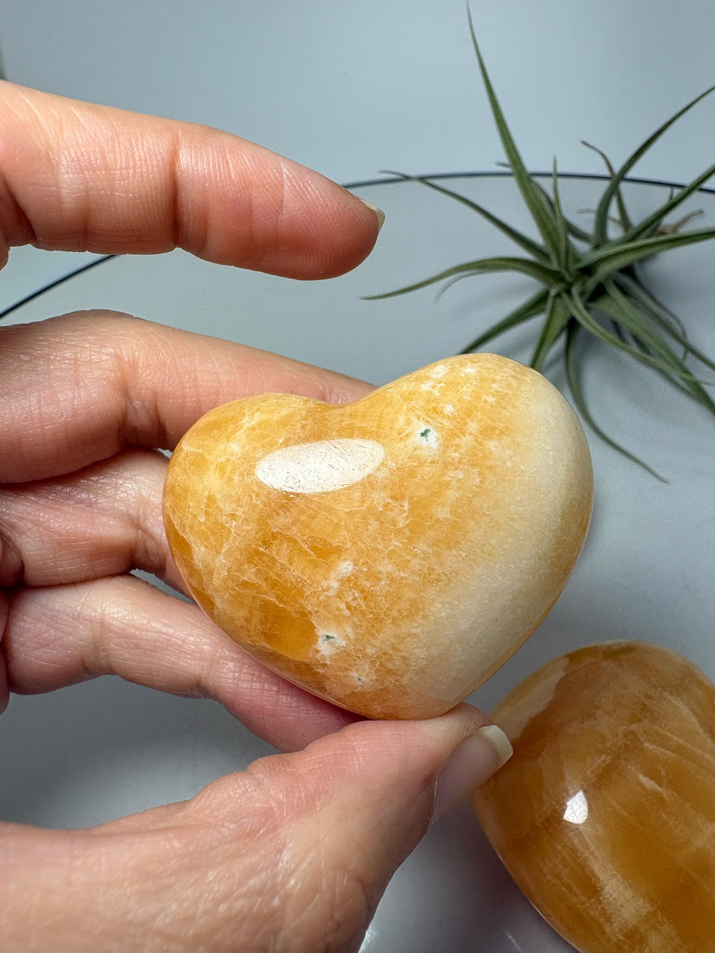 corazón de calcita amarilla natural ideal para energía positiva, decoración y equilibrio del chakra plexo solar pieza única