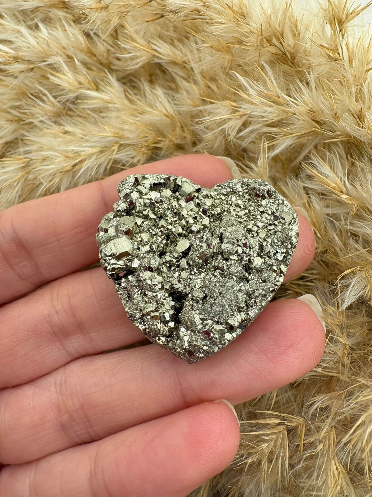 Corazón de pirita natural semi pulida, piedra de protección y abundancia ideal para atraer prosperidad y energía positiva.