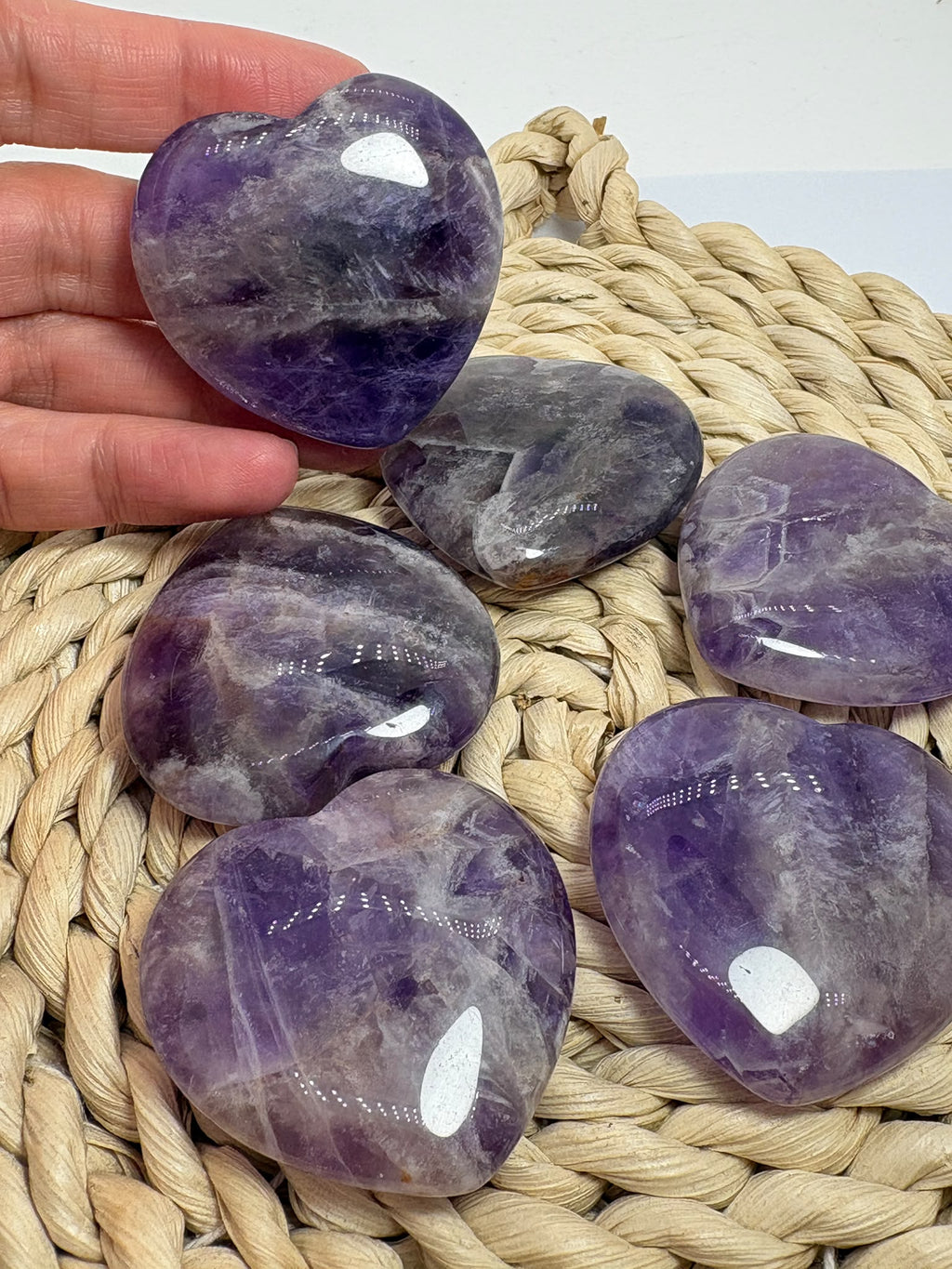Conjunto de corazones de amatista planos con acabado pulido y vetas naturales
