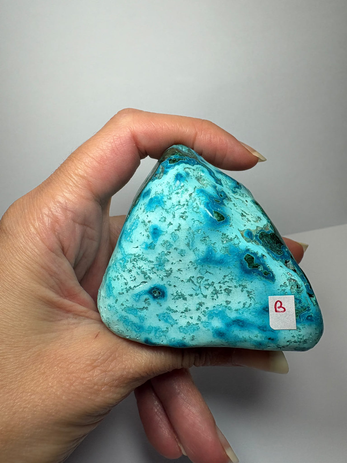 Rodados de crisocola semipulidos con preciosos tonos azules, turquesas y verdes. Piezas únicas disponibles en diferentes variantes.