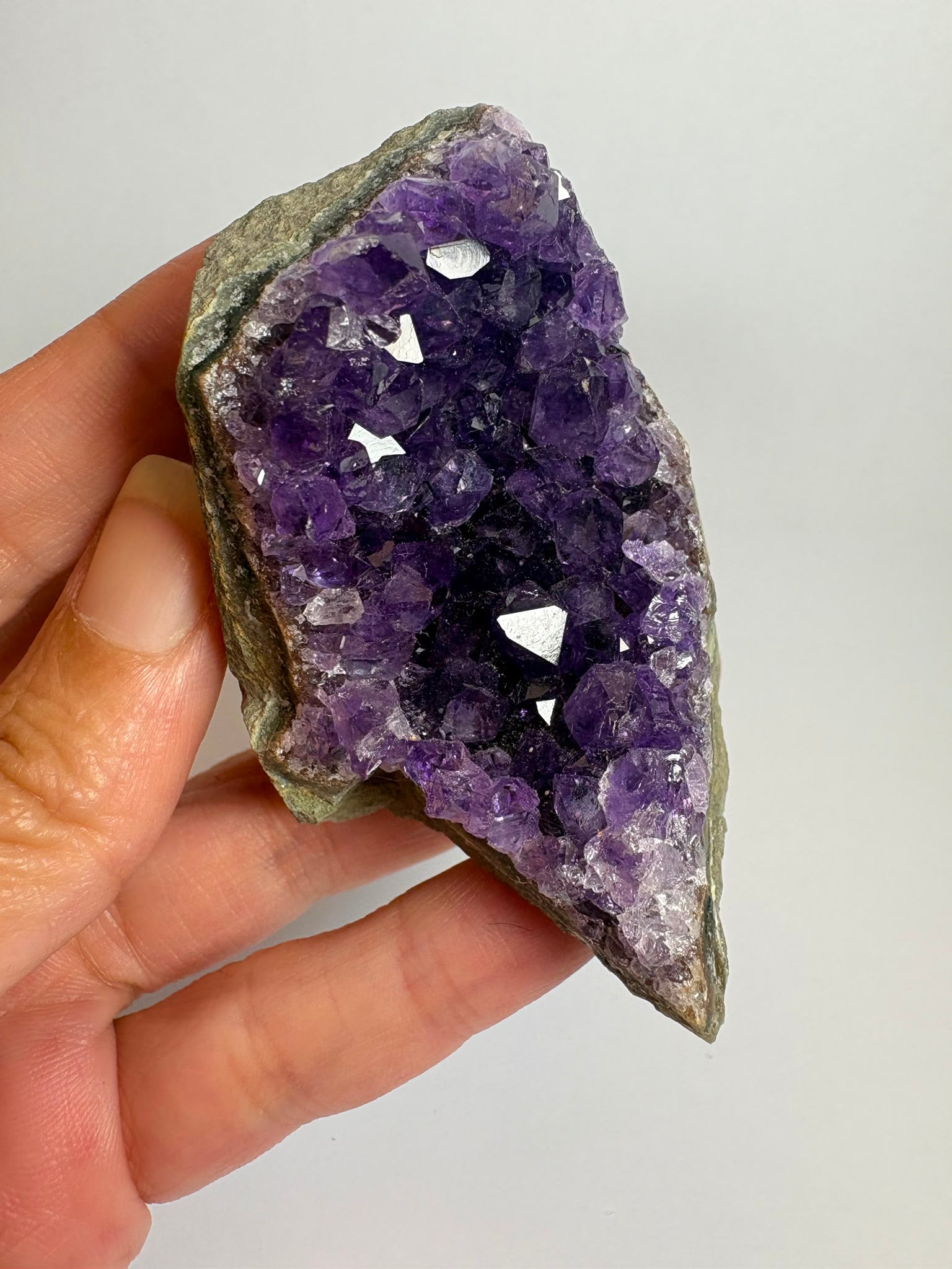 Drusa de amatista natural de intenso color violeta, con cristales brillantes y excelente calidad. Pieza única ideal para decoración, colección o regalo. Compra online con envío seguro.