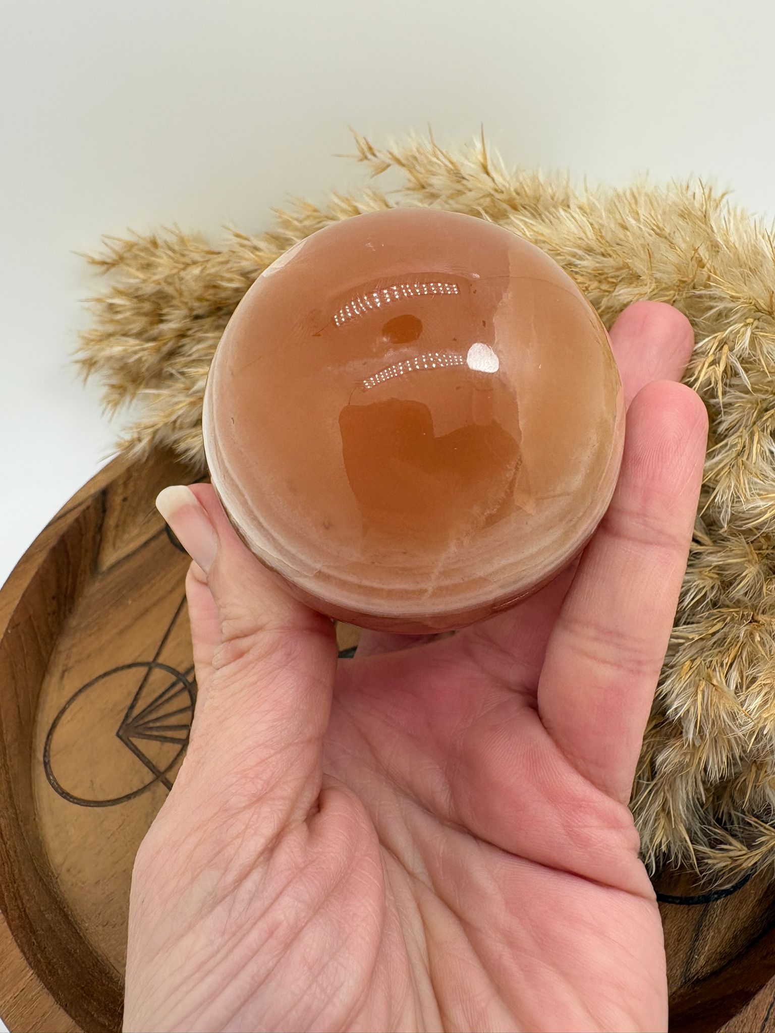 Hermosa esfera de calcita miel natural pulida, con tonos dorados y cálidos característicos de este mineral. Cada pieza presenta vetas y matices únicos formados de manera natural durante millones de años.

La calcita miel es una piedra muy apreciada en el mundo de los minerales por su energía revitalizante y su capacidad para aportar confianza, claridad mental y motivación.