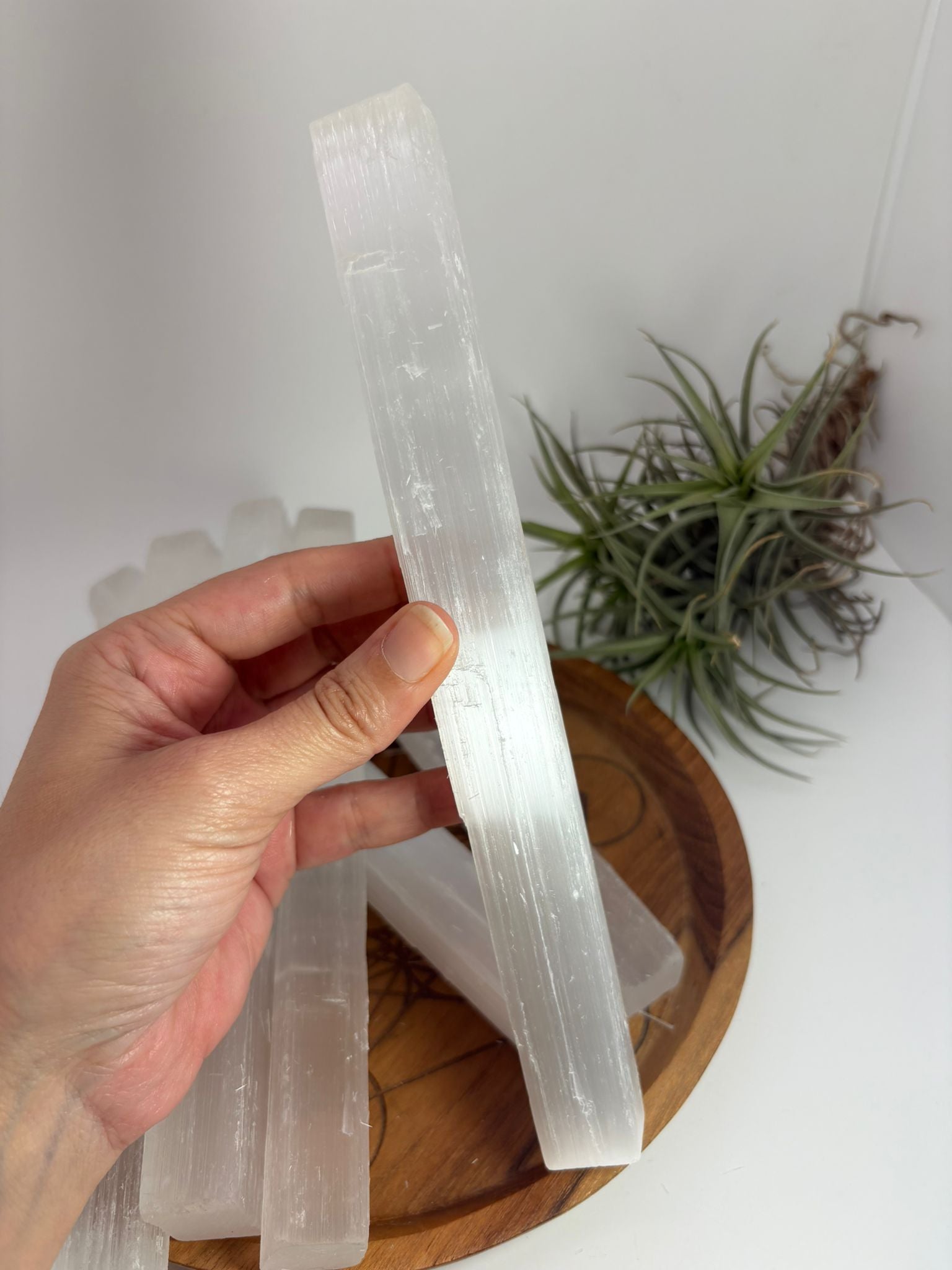 Barra de selenita natural para limpieza energética, armonización de minerales, meditación y terapias de sanación. Se vende por unidad.