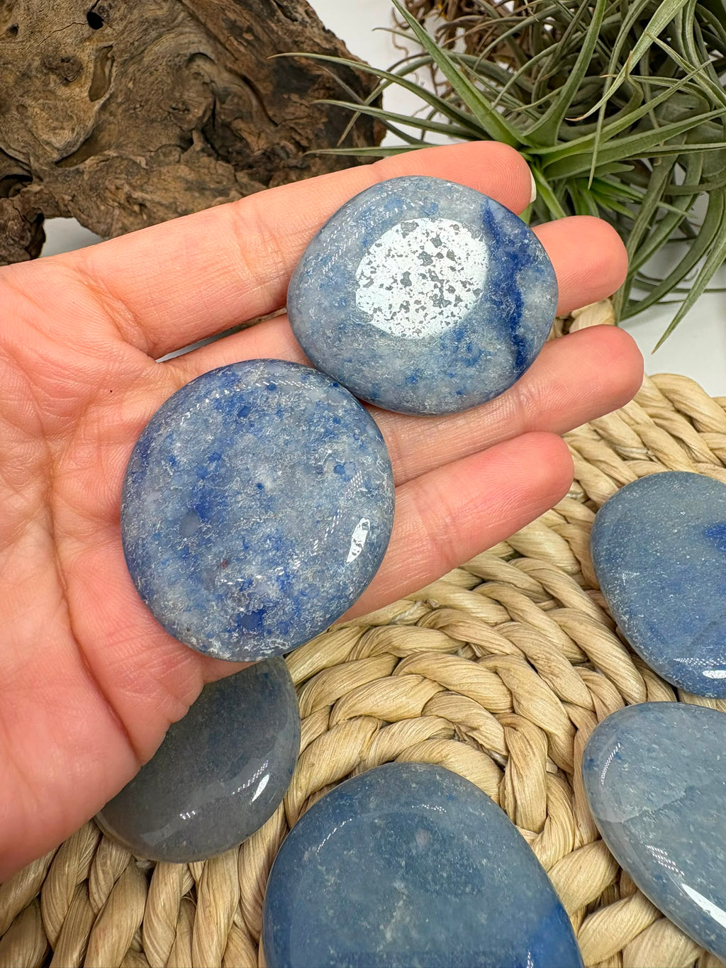 Canto plano de cuarzo azul natural pulido. Piedra asociada a la calma, la serenidad y la comunicación. Disponible en varios tamaños.