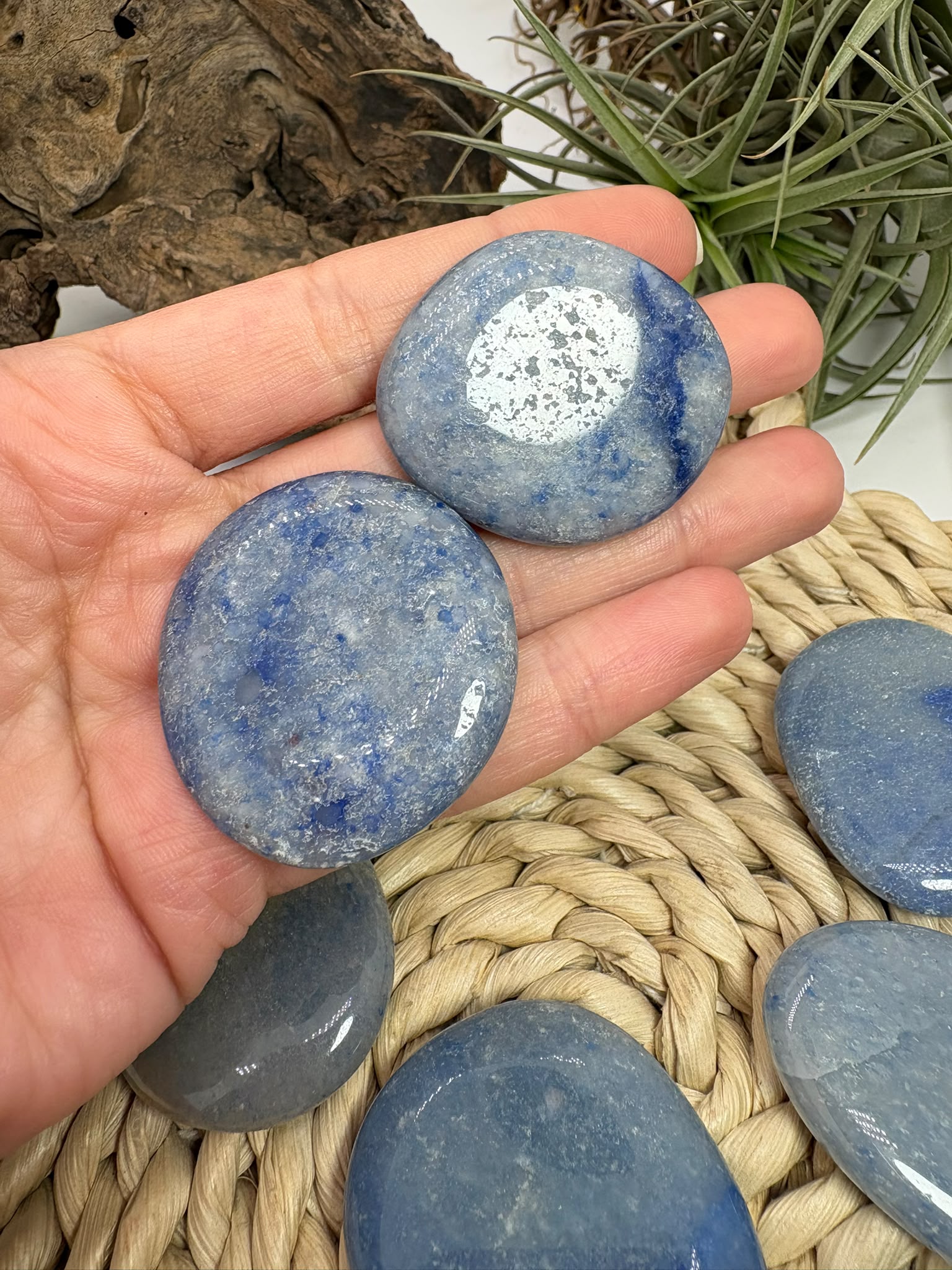 Canto plano de cuarzo azul natural pulido. Piedra asociada a la calma, la serenidad y la comunicación. Disponible en varios tamaños.
