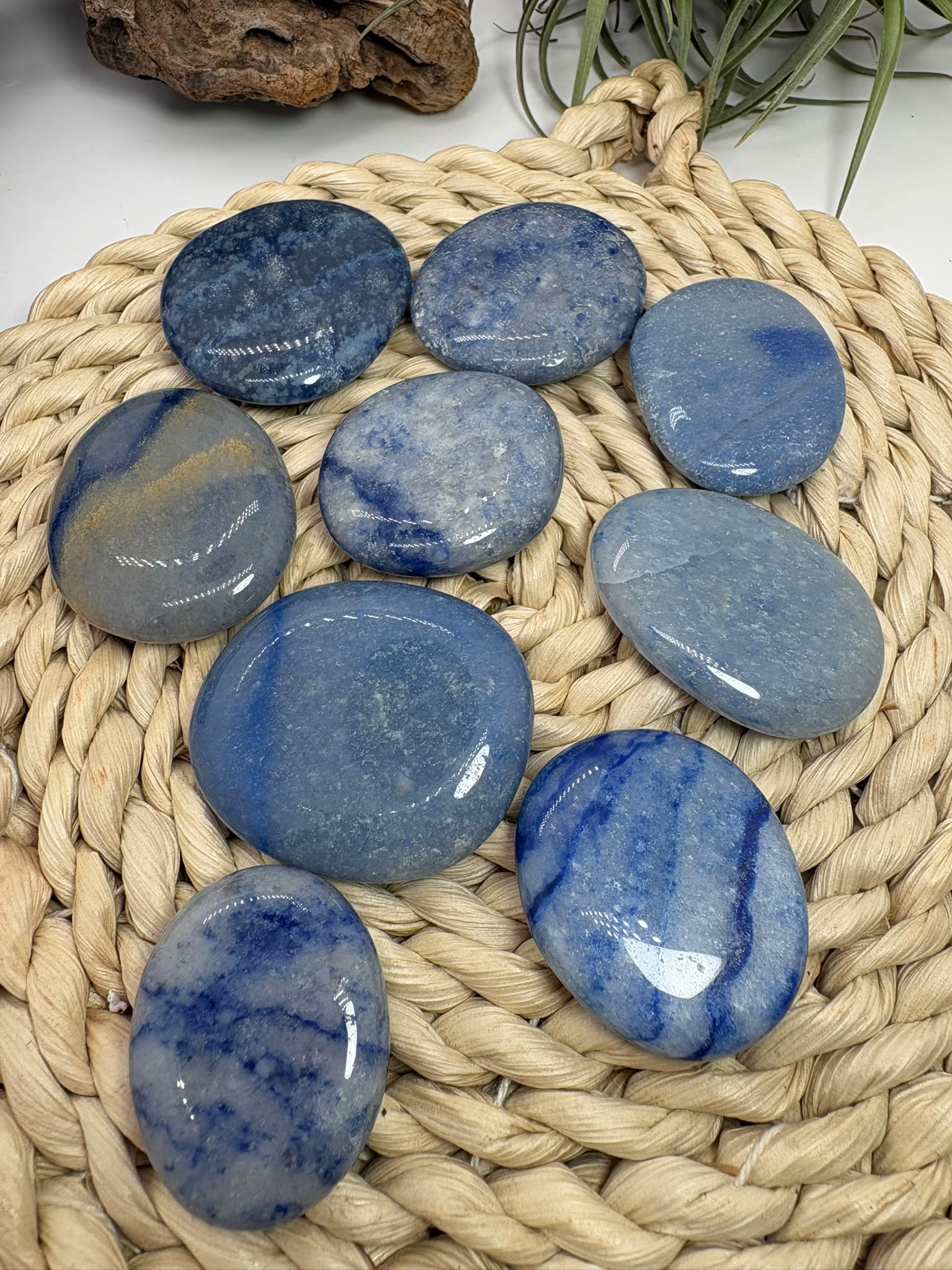 Canto plano de cuarzo azul natural pulido. Piedra asociada a la calma, la serenidad y la comunicación. Disponible en varios tamaños.