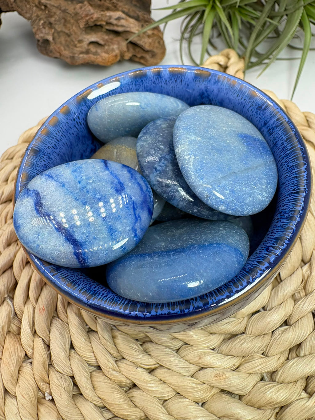 Canto plano de cuarzo azul natural pulido. Piedra asociada a la calma, la serenidad y la comunicación. Disponible en varios tamaños.