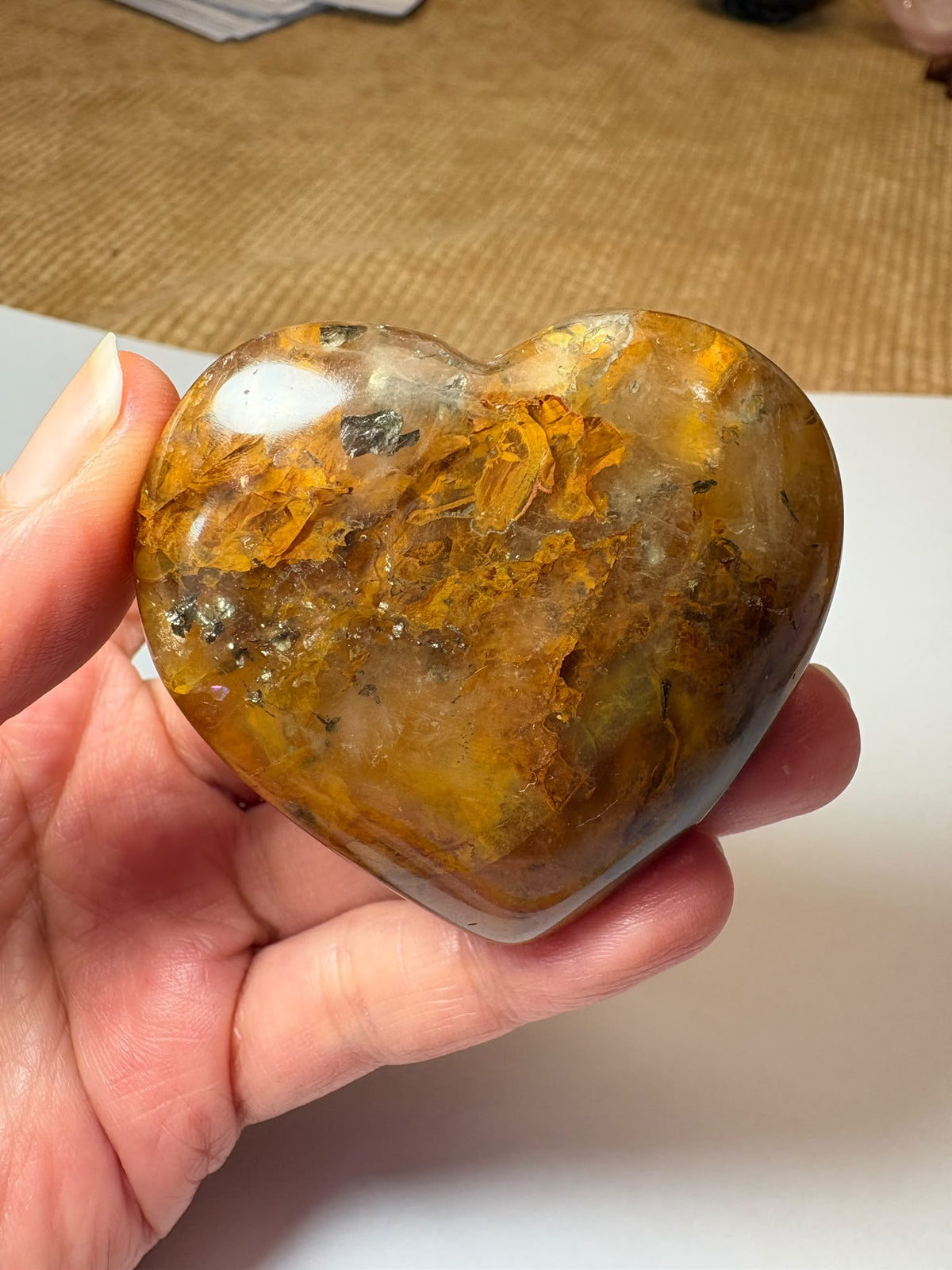 Corazón de cuarzo hematoide de gran transparencia, con preciosas inclusiones rojizas y doradas. Pieza única en La Hada de las Piedras.