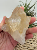 Cuarzo natural en bruto, pieza única con energía pura. Ideal para meditación, decoración y equilibrio energético. Descubre su belleza natural.