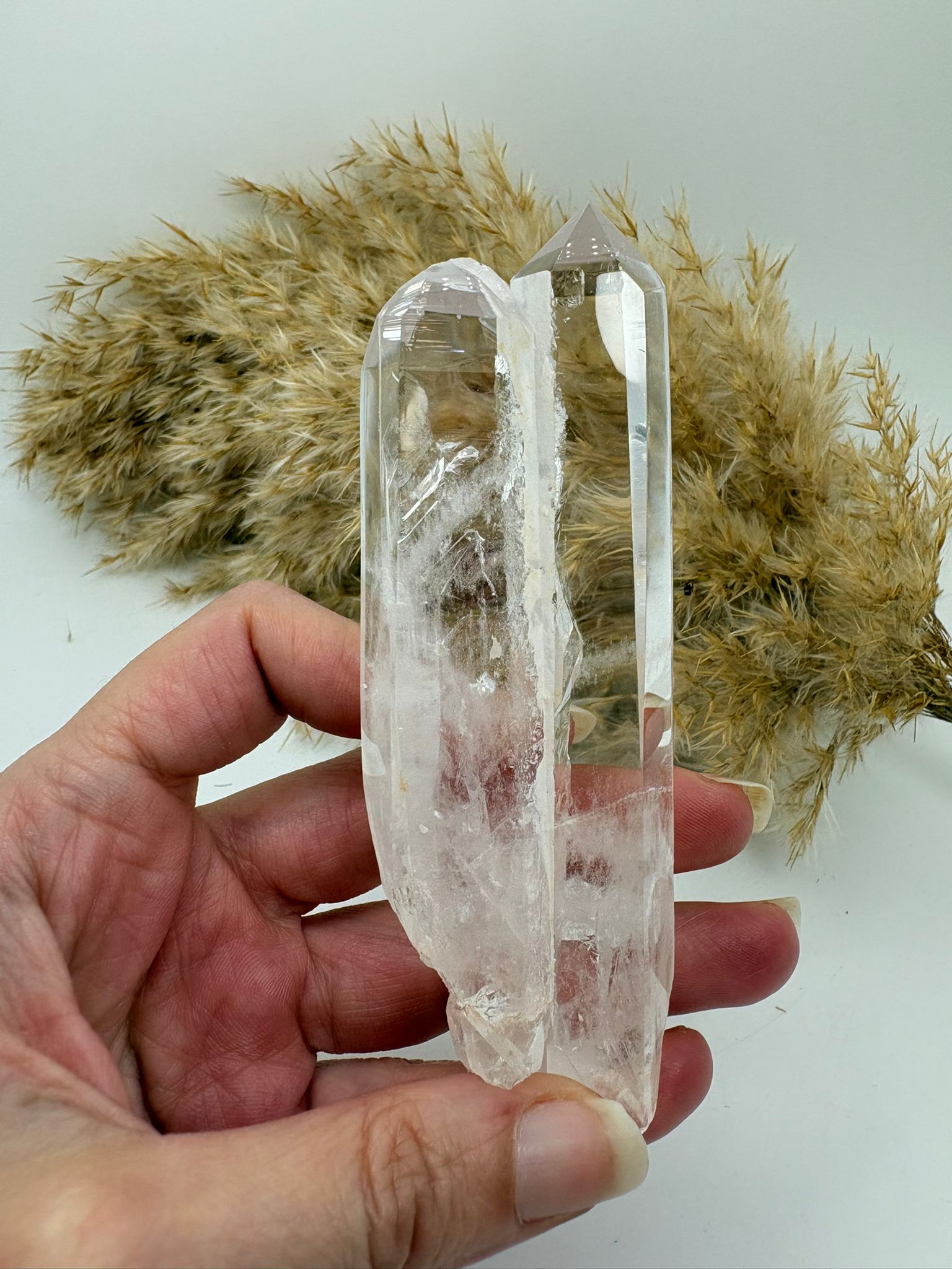 Cuarzo cristal natural pulido con zonas en bruto y arcoíris interno