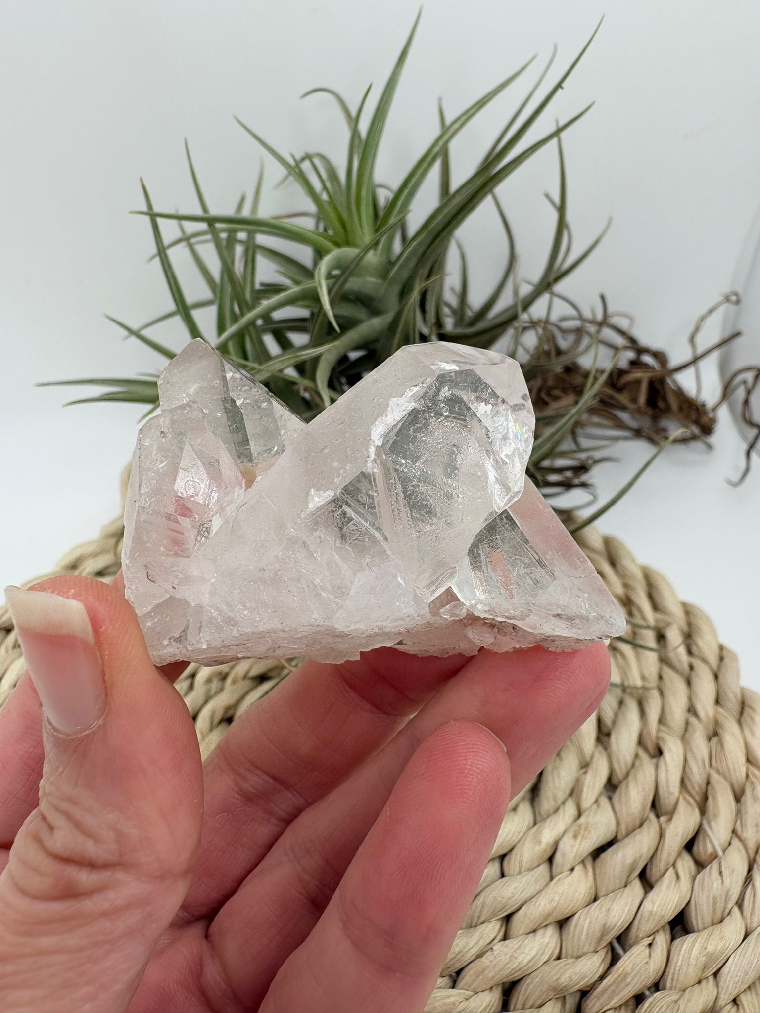 Cuarzo natural en bruto, pieza única con energía pura. Ideal para meditación, decoración y equilibrio energético. Descubre su belleza natural.