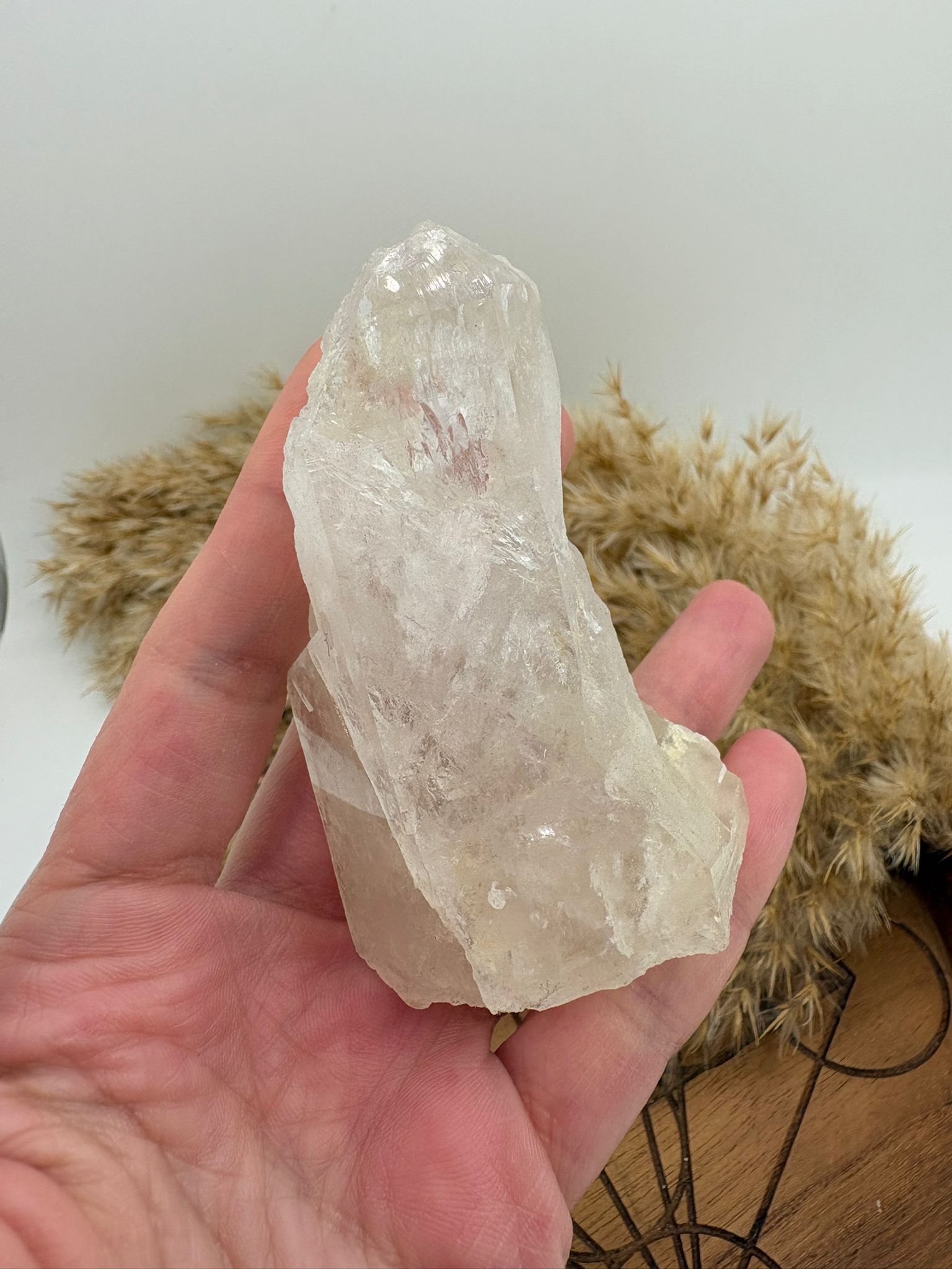 Cuarzo natural en bruto, pieza única con energía pura. Ideal para meditación, decoración y equilibrio energético. Descubre su belleza natural.