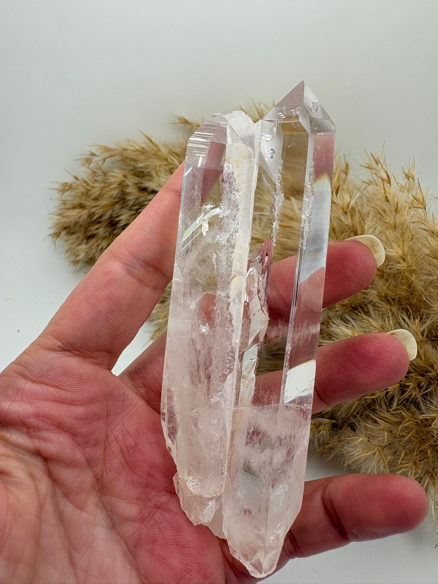 Cuarzo cristal natural pulido con zonas en bruto y arcoíris interno