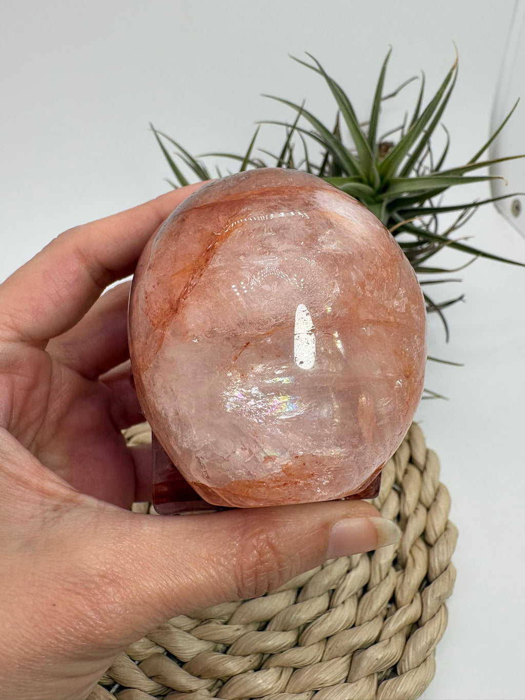 Calavera de cuarzo fuego natural con inclusiones de hematite y hierro. Pieza única de gran belleza y energía.