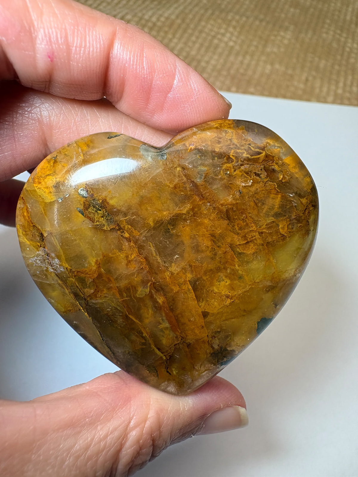 Corazón de cuarzo hematoide de gran transparencia, con preciosas inclusiones rojizas y doradas. Pieza única en La Hada de las Piedras.