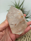 unta&nbsp; de cuarzo natural natural, pulido.

Cuarzo muy cristalino con bonitas inclusiones anfiboles y arrastres de hierro.

ideal para terapias.

ideal para meditaciones.

ideal para coleccionismo.



&nbsp;Este tipo de formaciones se producen cuando el cuarzo cristaliza lentamente en cavidades de roca, creando superficies geométricas naturales con brillo vítreo característico.

Una pieza muy interesante tanto para coleccionistas de minerales como para decoración con cristales naturales.