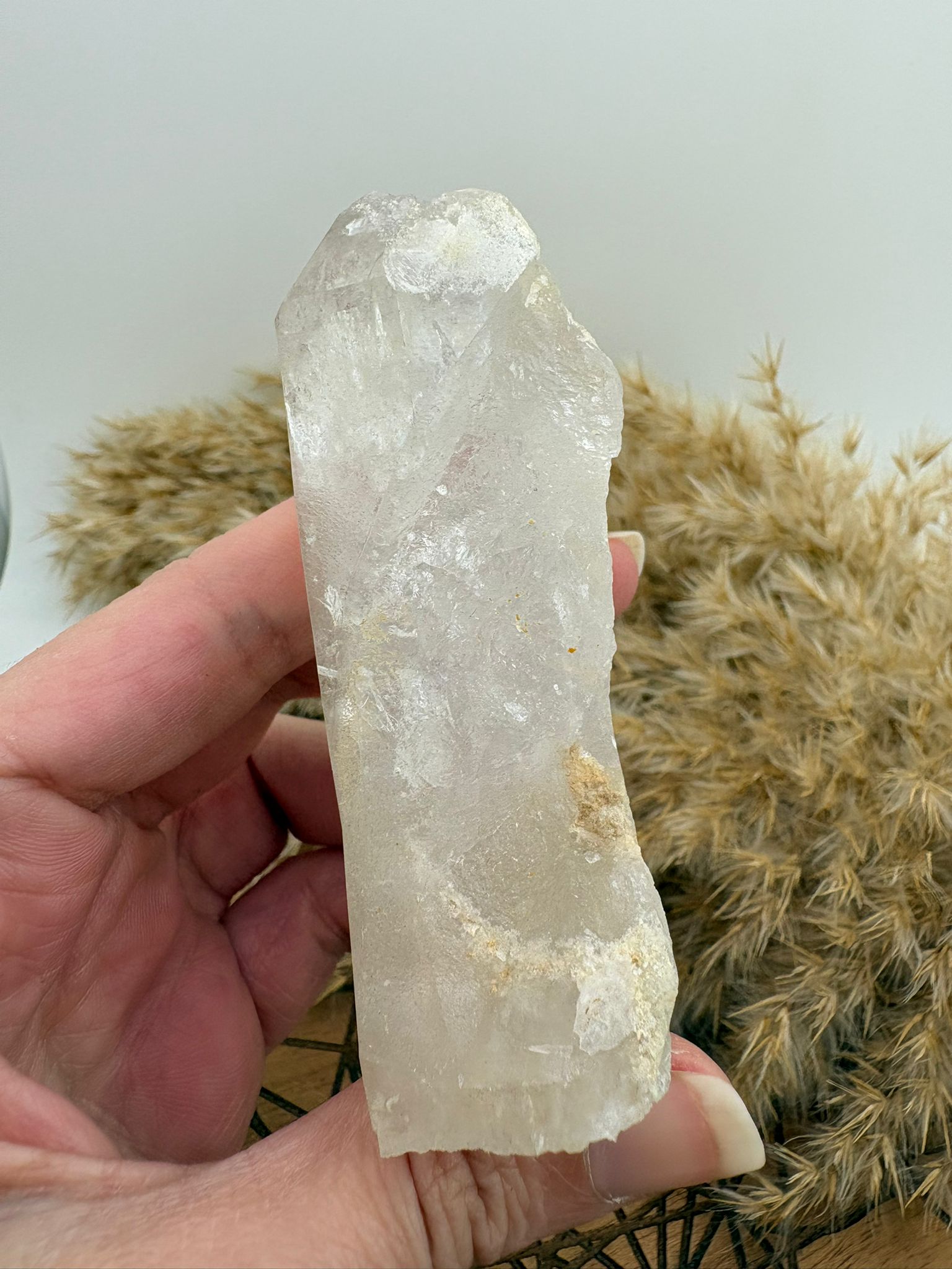 Cuarzo natural en bruto, pieza única con energía pura. Ideal para meditación, decoración y equilibrio energético. Descubre su belleza natural.