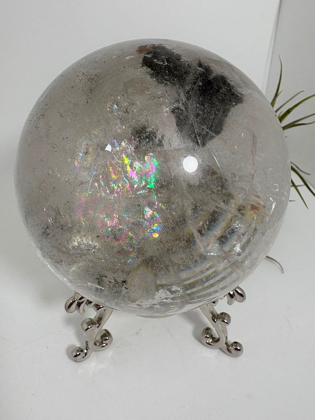 Esfera grande de cuarzo chamánico con espectaculares arcoíris interiores. Una pieza única de gran belleza, ideal para decoración y espacios especiales.

Texto alternativo de la imagen:

Esfera grande de cuarzo chamánico transparente con inclusiones y arcoíris interiores.