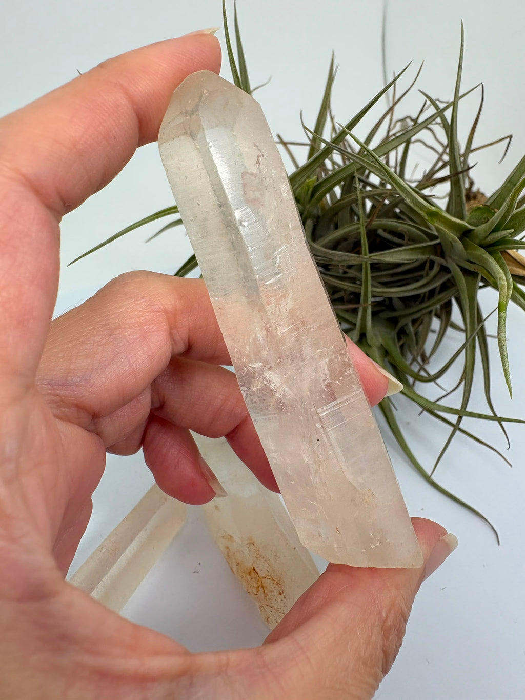 Cuarzo lemuriano natural de aproximadamente 7 × 2 cm. Cristales con estrías naturales, ideales para colección, meditación y crecimiento espiritual. Se enviará una pieza aleatoria