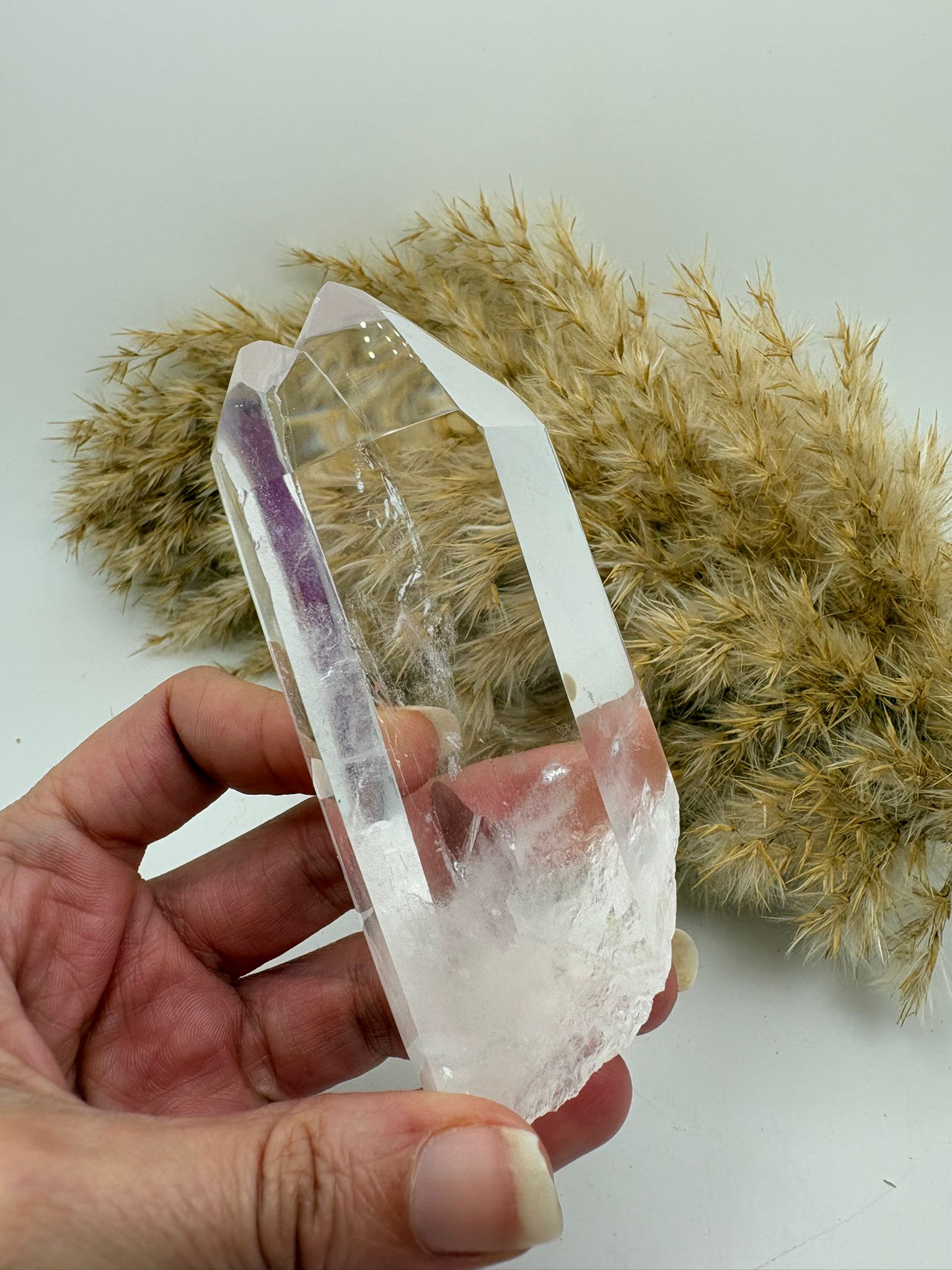 Cuarzo cristal natural pulido con zonas en bruto y arcoíris interno