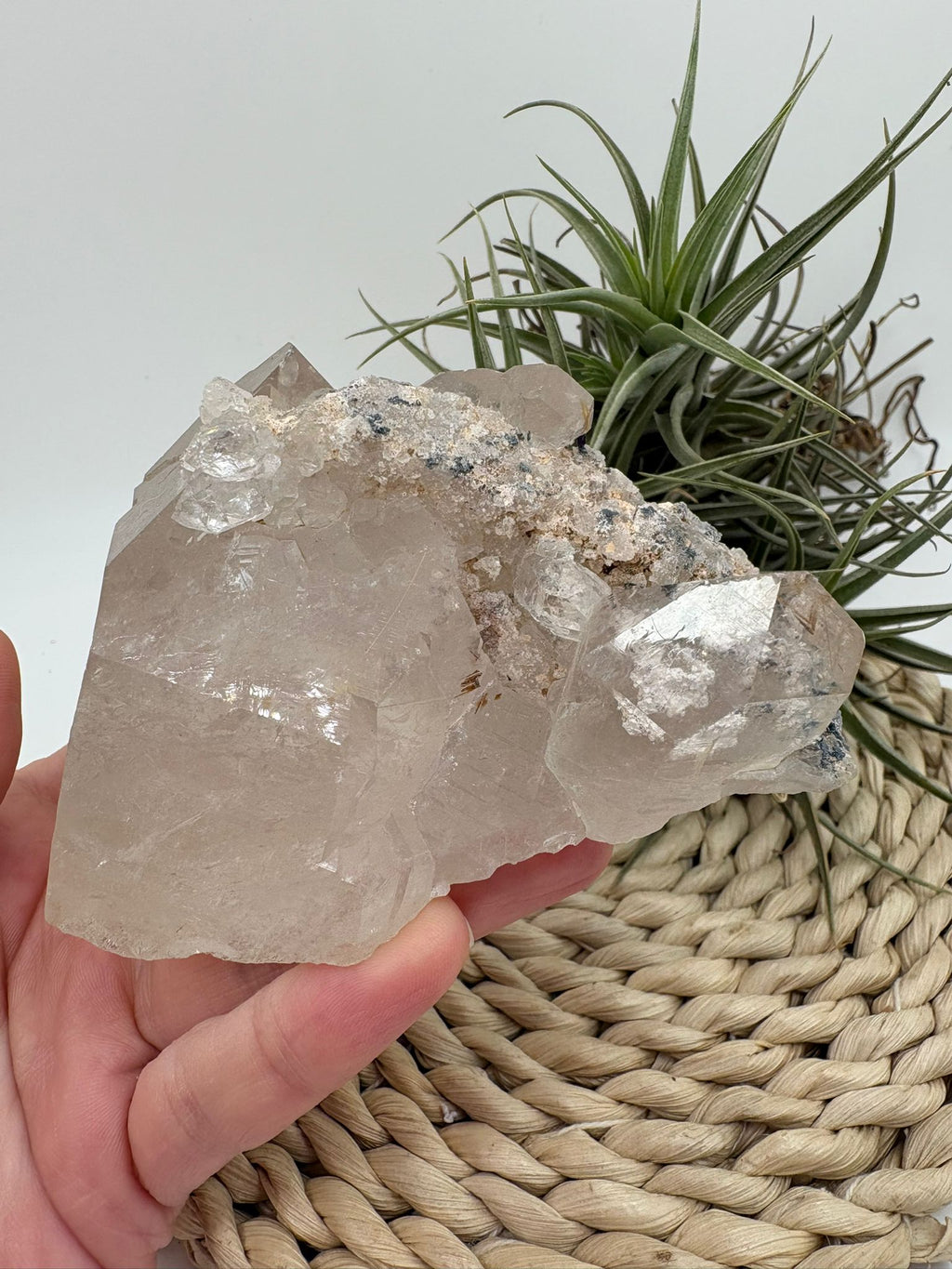 Cuarzo chamánico con inclusiones tipo jardín en su interior. Pieza única con energía profunda, ideal para conexión espiritual y meditación.