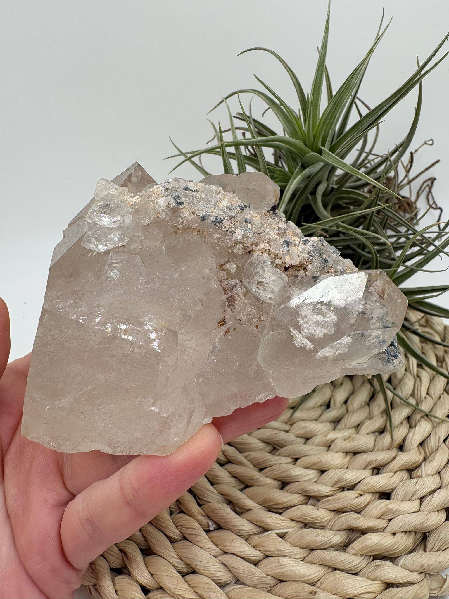 Cuarzo chamánico con inclusiones tipo jardín en su interior. Pieza única con energía profunda, ideal para conexión espiritual y meditación.
