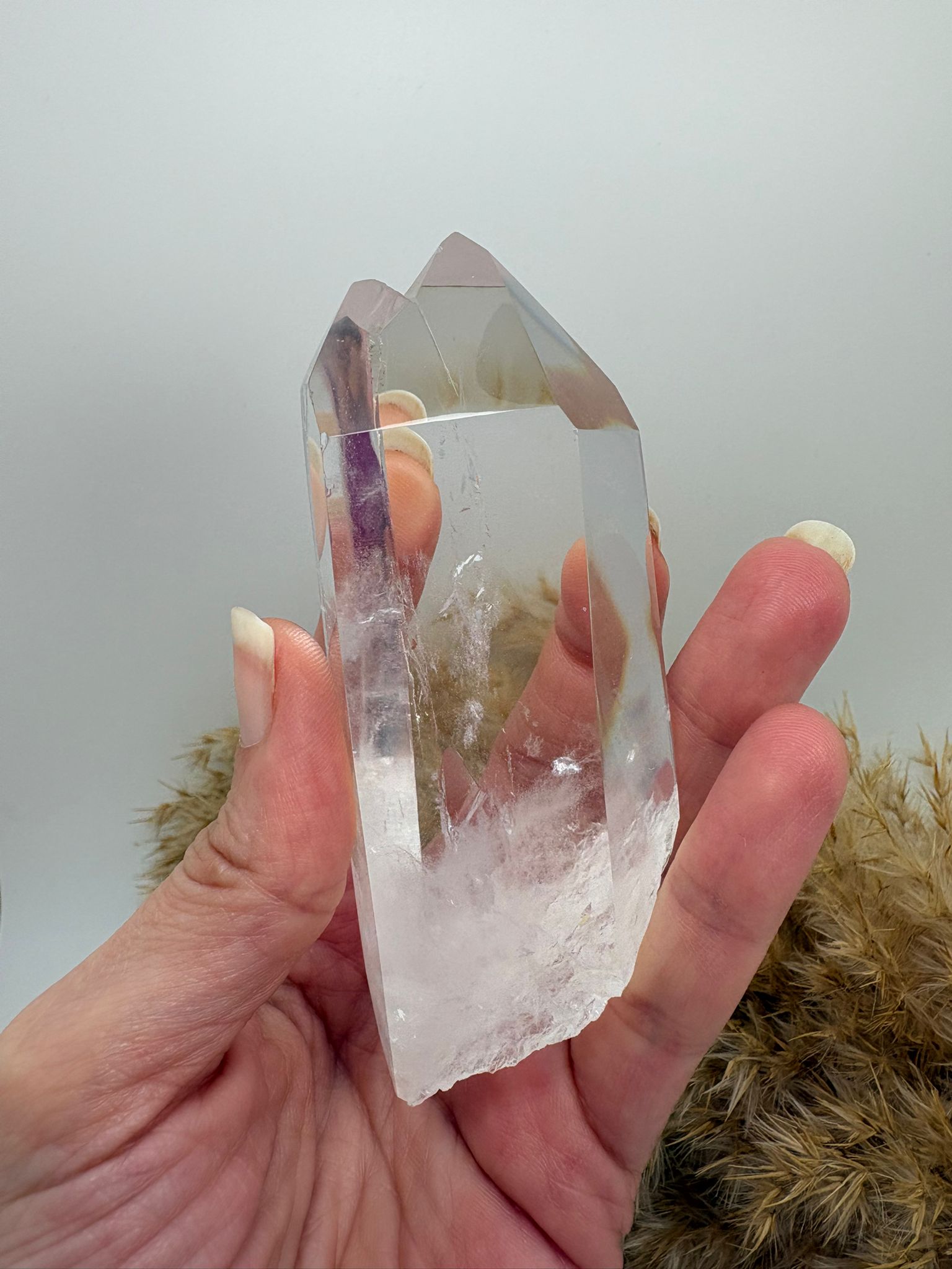 Cuarzo cristal natural pulido con zonas en bruto y arcoíris interno