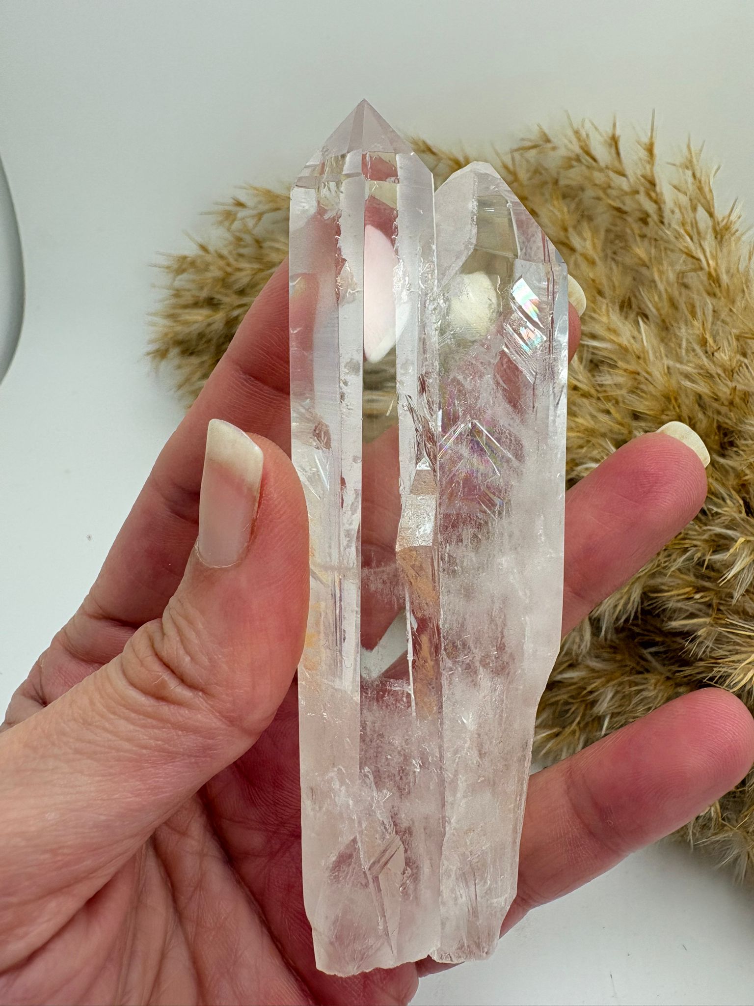 Cuarzo cristal natural pulido con zonas en bruto y arcoíris interno