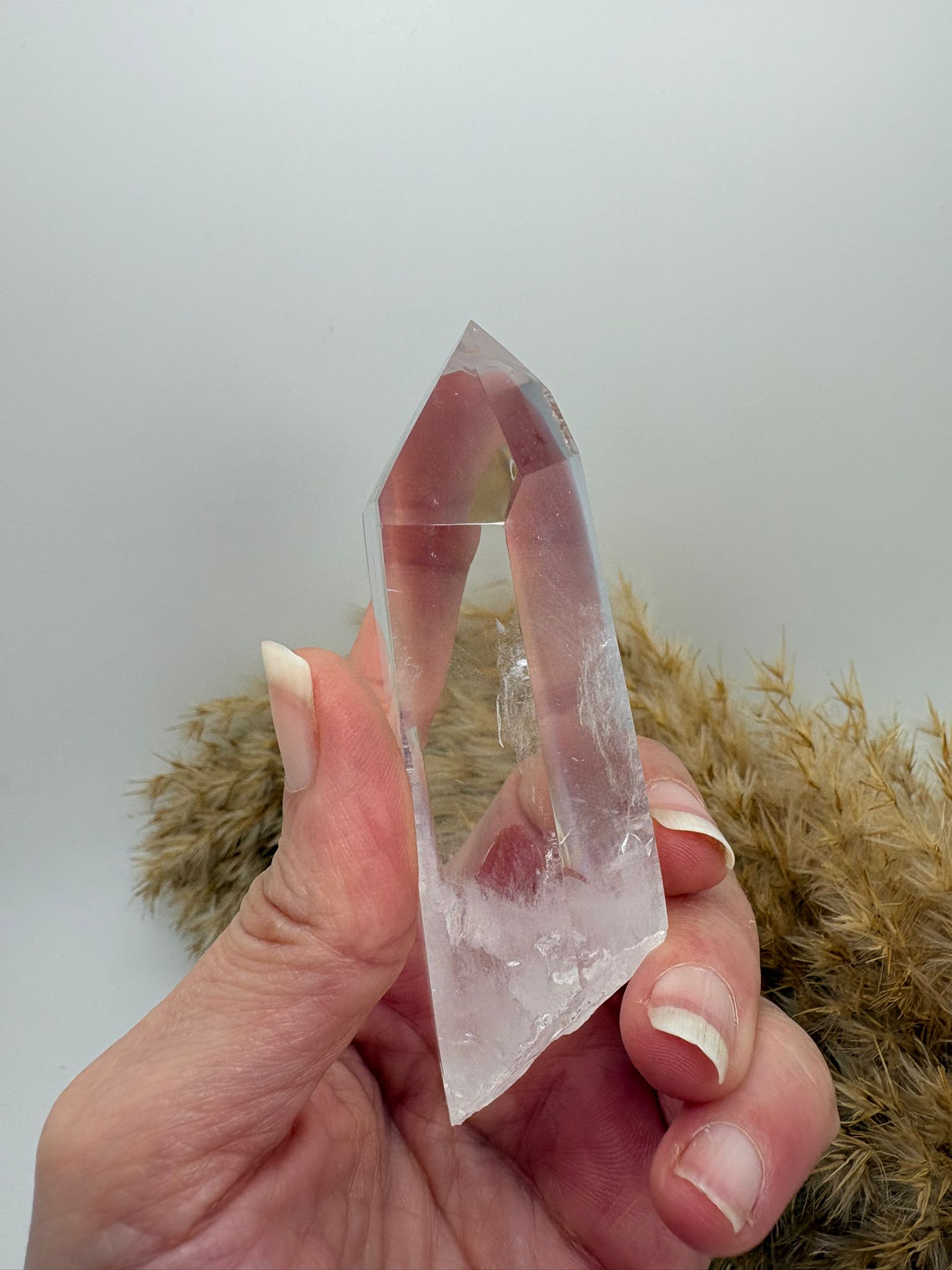 Cuarzo cristal natural pulido con zonas en bruto y arcoíris interno