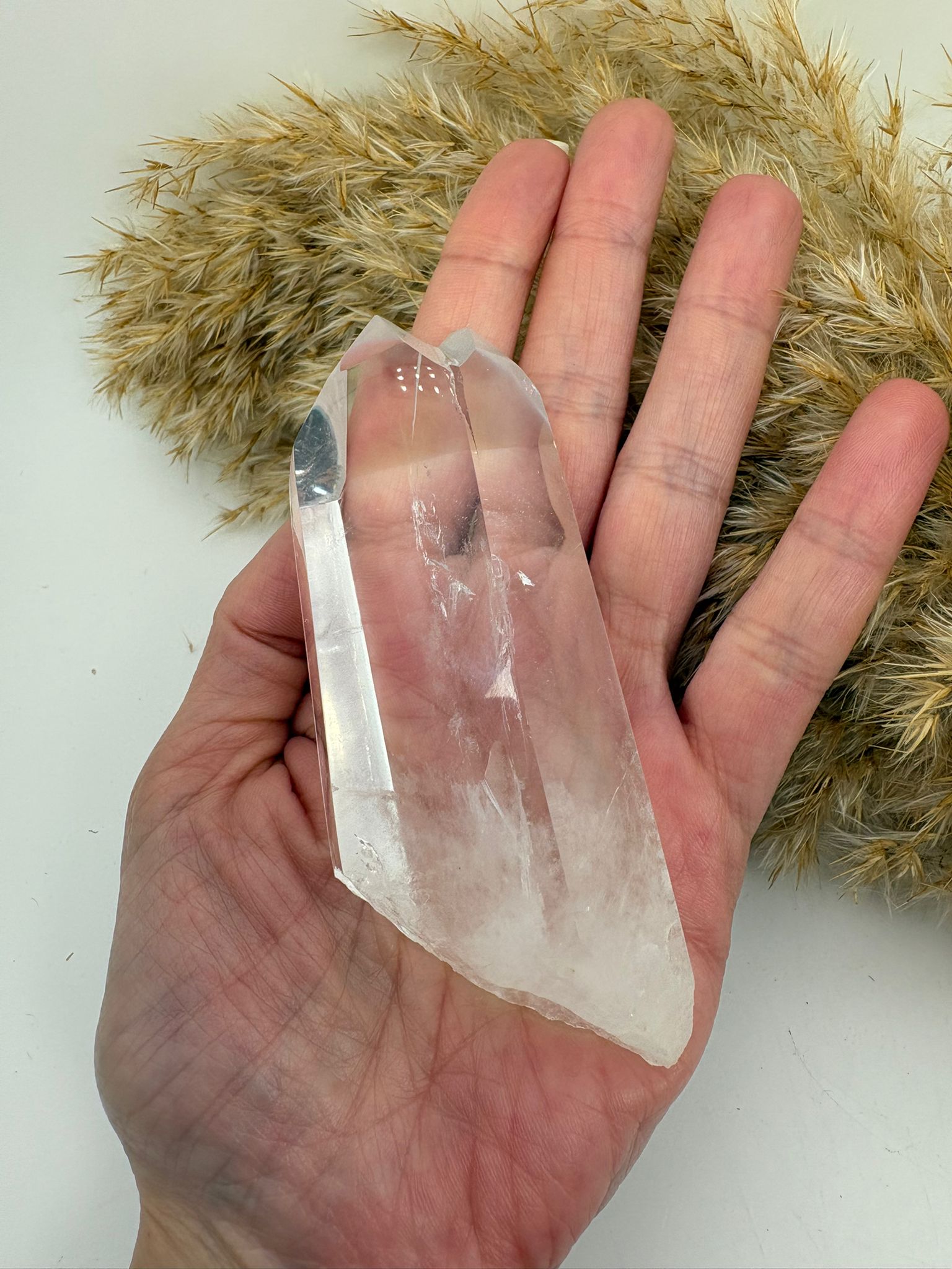 Cuarzo cristal natural pulido con zonas en bruto y arcoíris interno