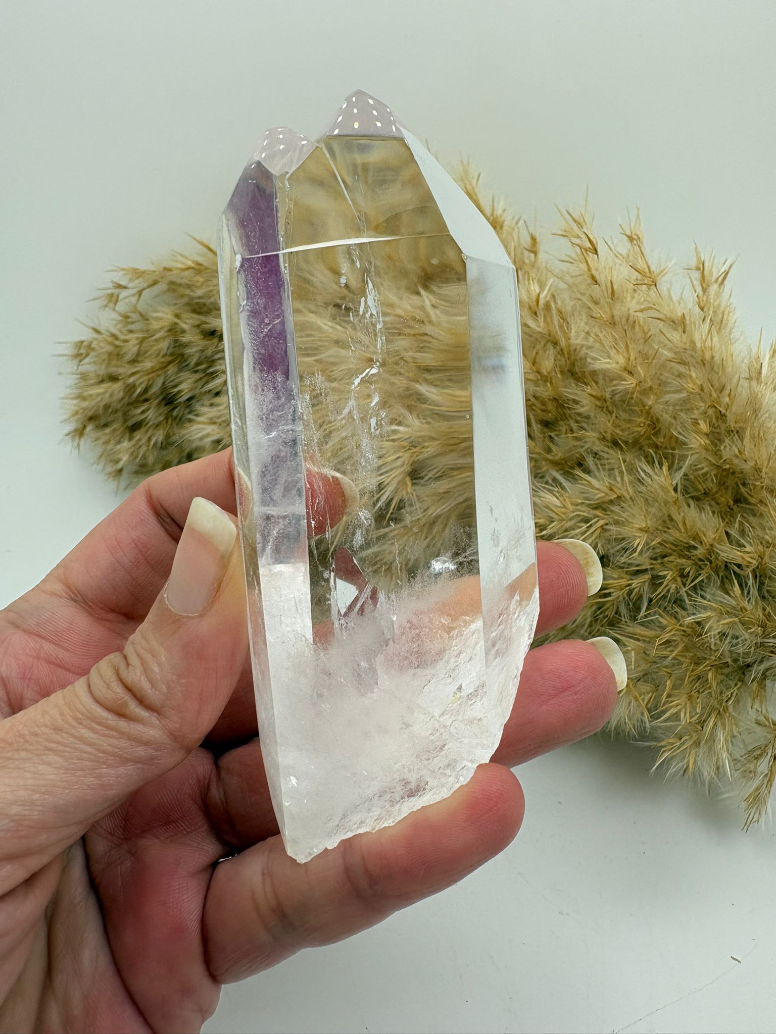 Cuarzo cristal natural pulido con zonas en bruto y arcoíris interno
