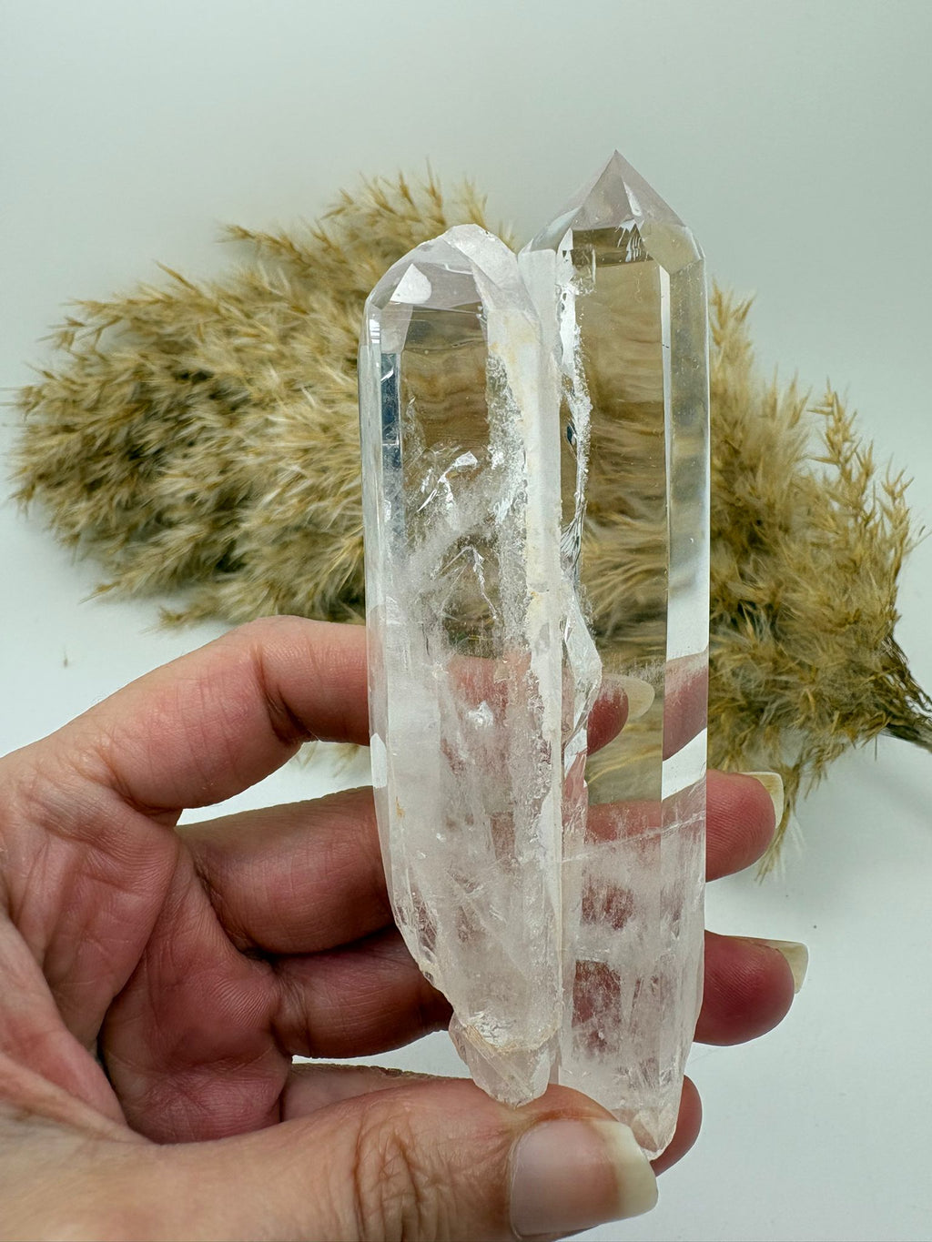 Cuarzo cristal natural pulido con zonas en bruto y arcoíris interno