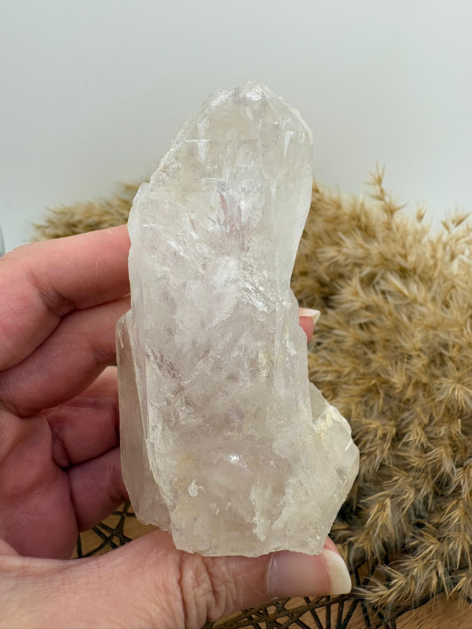 Cuarzo natural en bruto, pieza única con energía pura. Ideal para meditación, decoración y equilibrio energético. Descubre su belleza natural.