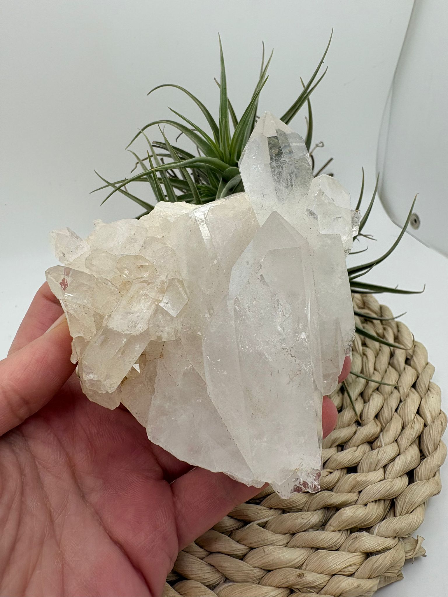 Cuarzo natural en bruto, pieza única con energía pura. Ideal para meditación, decoración y equilibrio energético. Descubre su belleza natural.