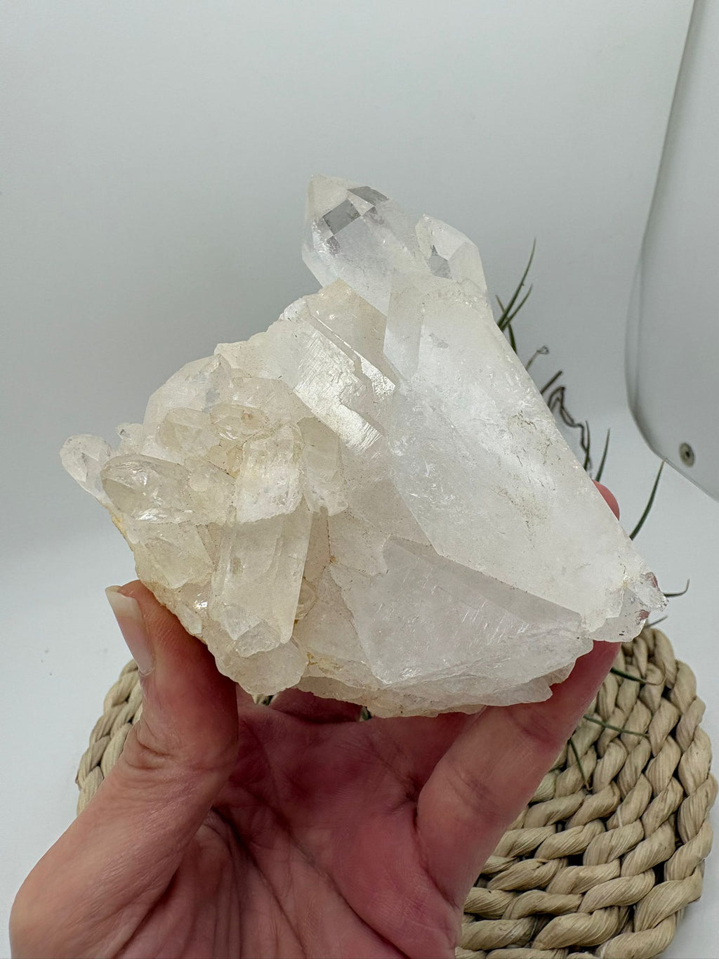 Cuarzo natural en bruto, pieza única con energía pura. Ideal para meditación, decoración y equilibrio energético. Descubre su belleza natural.