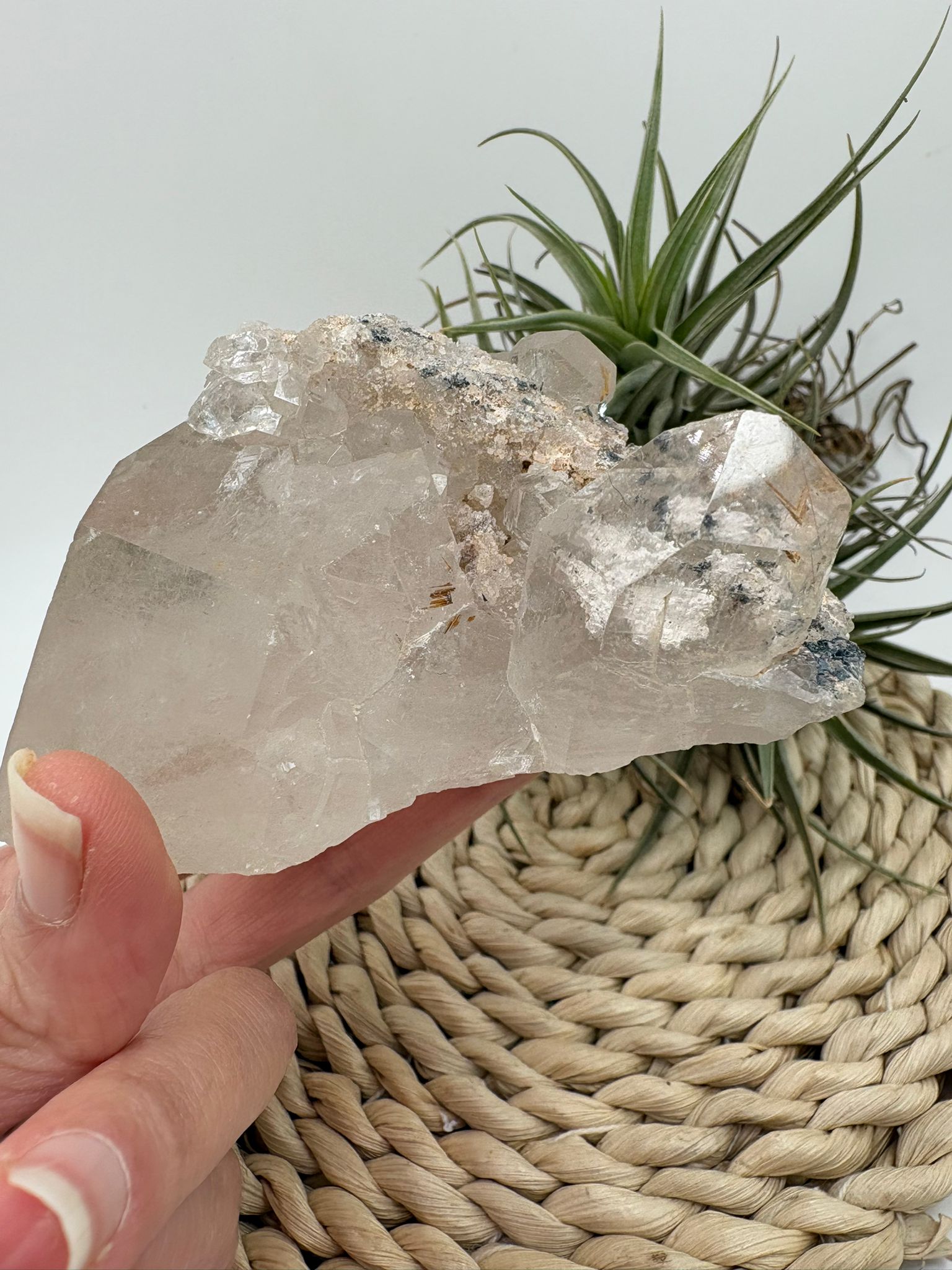 Cuarzo chamánico con inclusiones tipo jardín en su interior. Pieza única con energía profunda, ideal para conexión espiritual y meditación.