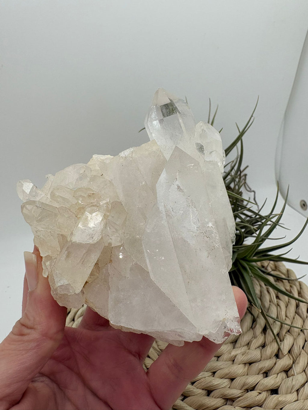 Cuarzo natural en bruto, pieza única con energía pura. Ideal para meditación, decoración y equilibrio energético. Descubre su belleza natural.