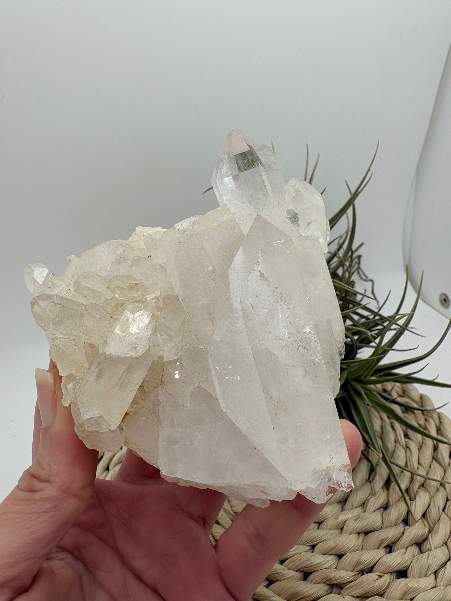 Cuarzo natural en bruto, pieza única con energía pura. Ideal para meditación, decoración y equilibrio energético. Descubre su belleza natural.