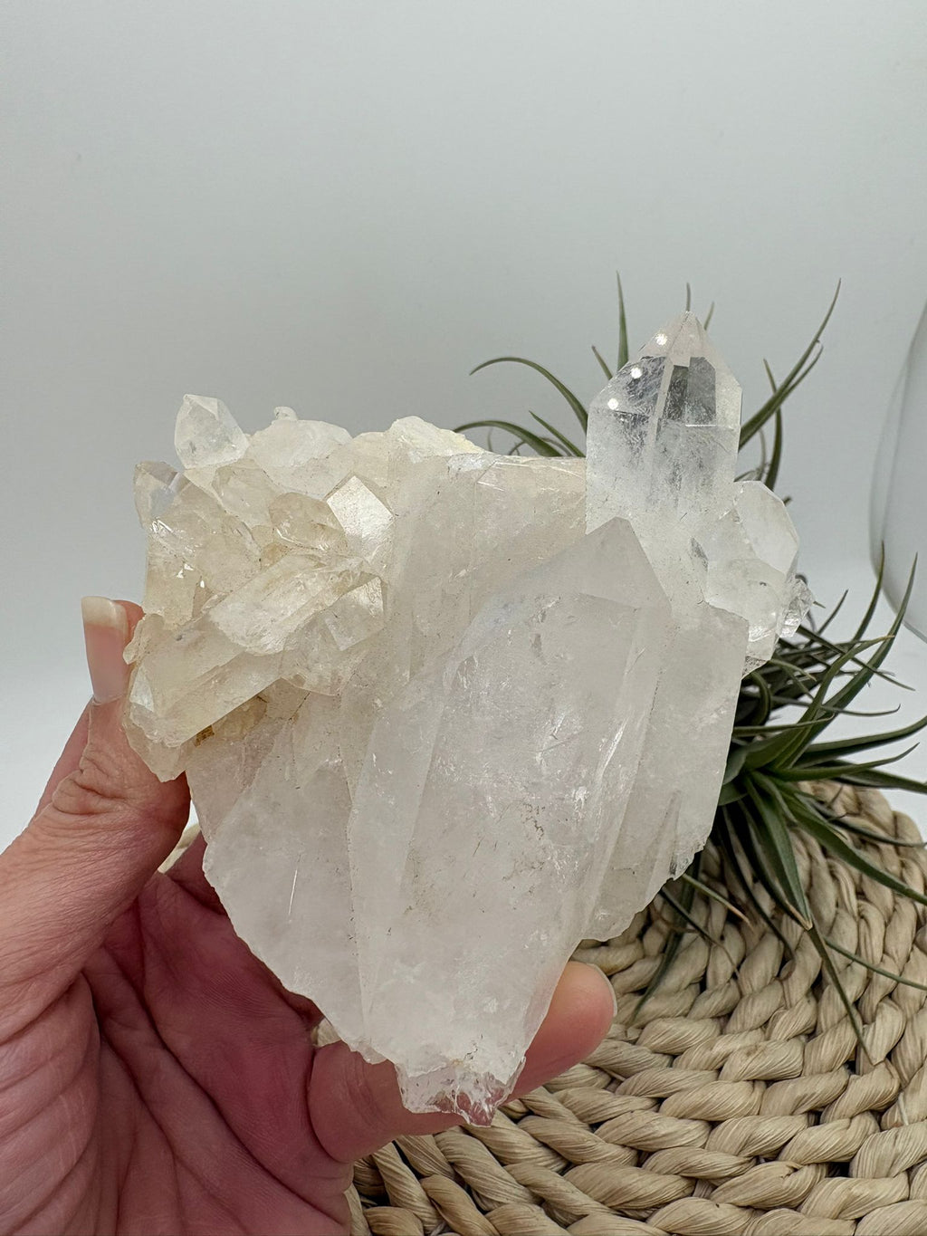 Cuarzo natural en bruto, pieza única con energía pura. Ideal para meditación, decoración y equilibrio energético. Descubre su belleza natural.