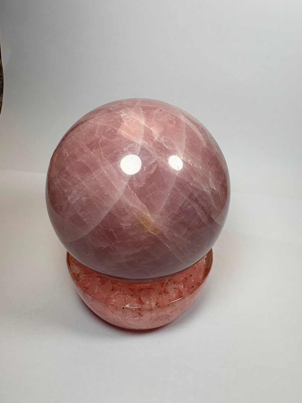 Esfera de cuarzo rosa natural de excelente calidad y precioso color, con 7 cm de diámetro. Una pieza única, ideal para decoración, meditación, coleccionismo o como regalo especial. Descúbrela en La Hada de las Piedras.