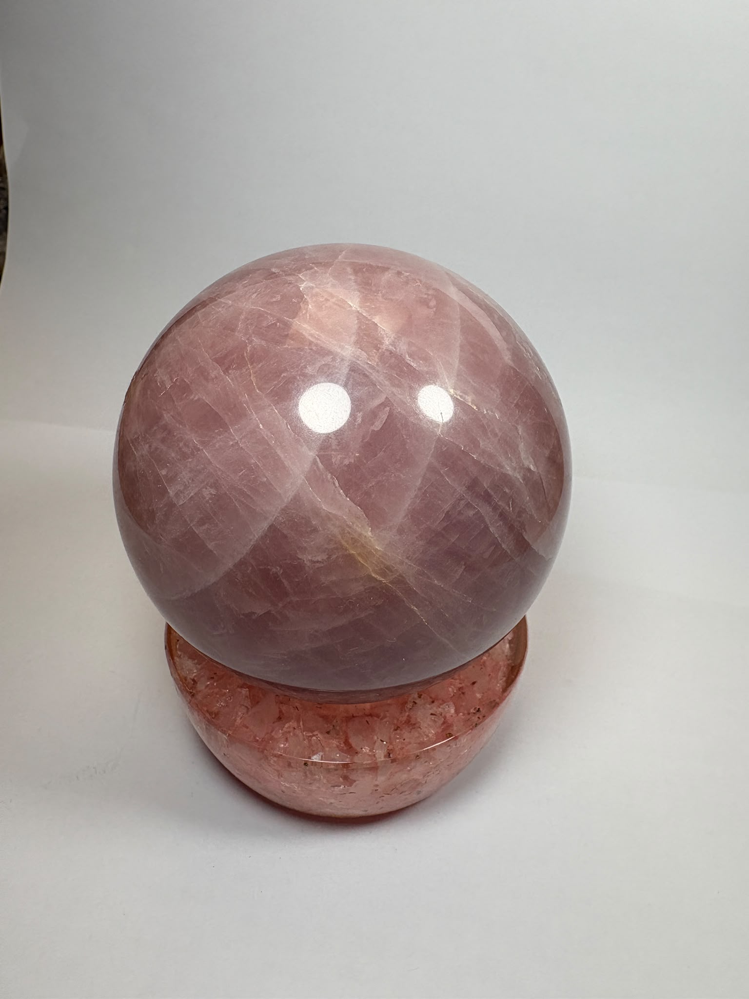 Esfera de cuarzo rosa natural de excelente calidad y precioso color, con 7 cm de diámetro. Una pieza única, ideal para decoración, meditación, coleccionismo o como regalo especial. Descúbrela en La Hada de las Piedras.